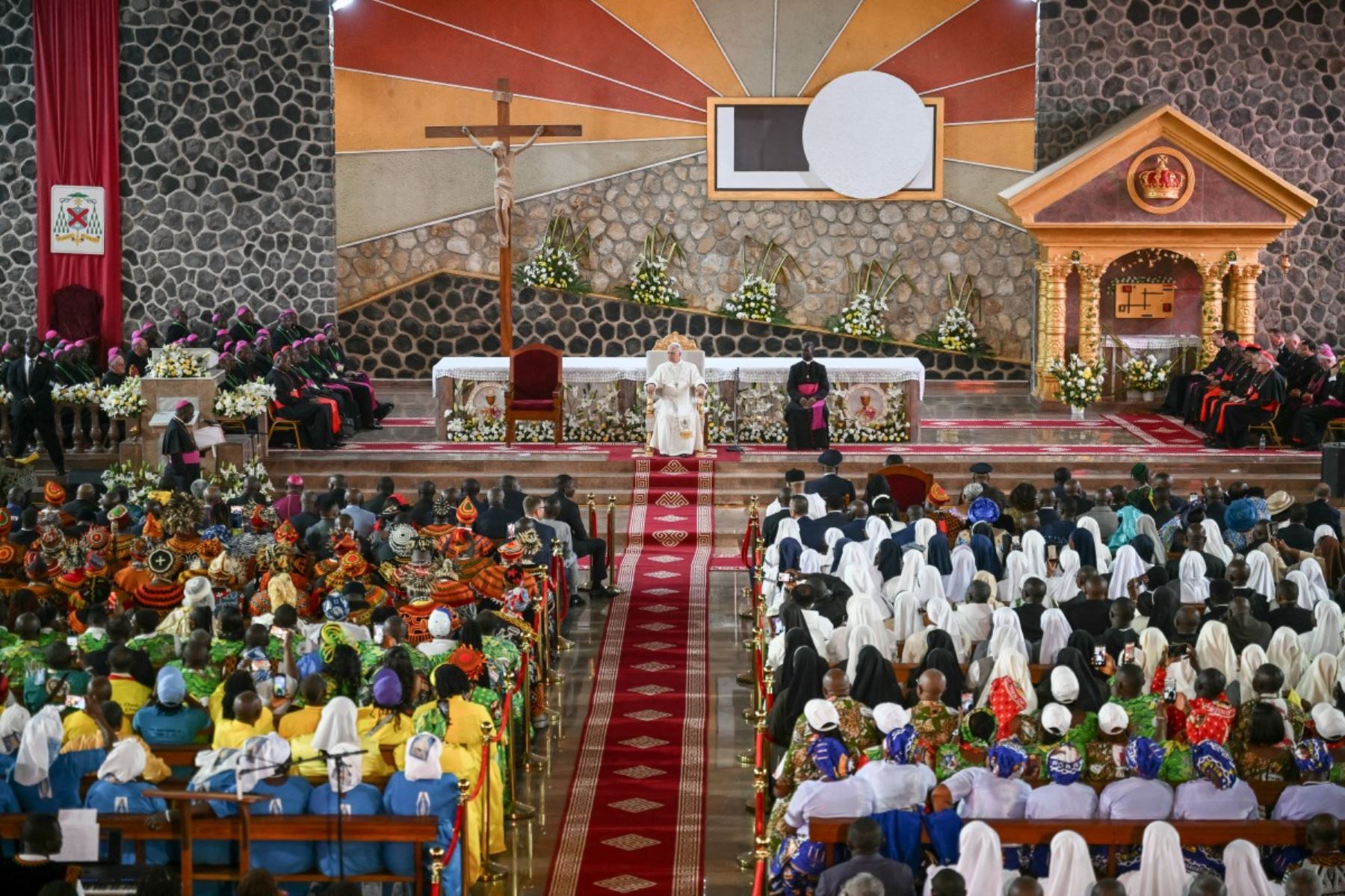 El papa León XIV se reúne con la comunidad de Bamenda en la catedral de San José de Bamenda, en el cuarto día de un viaje apostólico de 11 días a África. Foto: AFP
