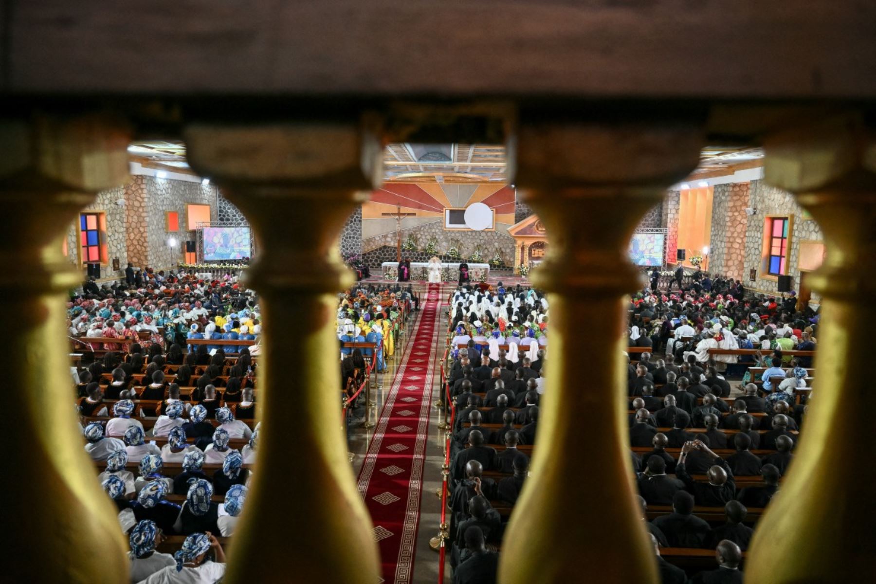 El papa León XIV se reúne con la comunidad de Bamenda en la catedral de San José de Bamenda, en el cuarto día de un viaje apostólico de 11 días a África. Foto: AFP