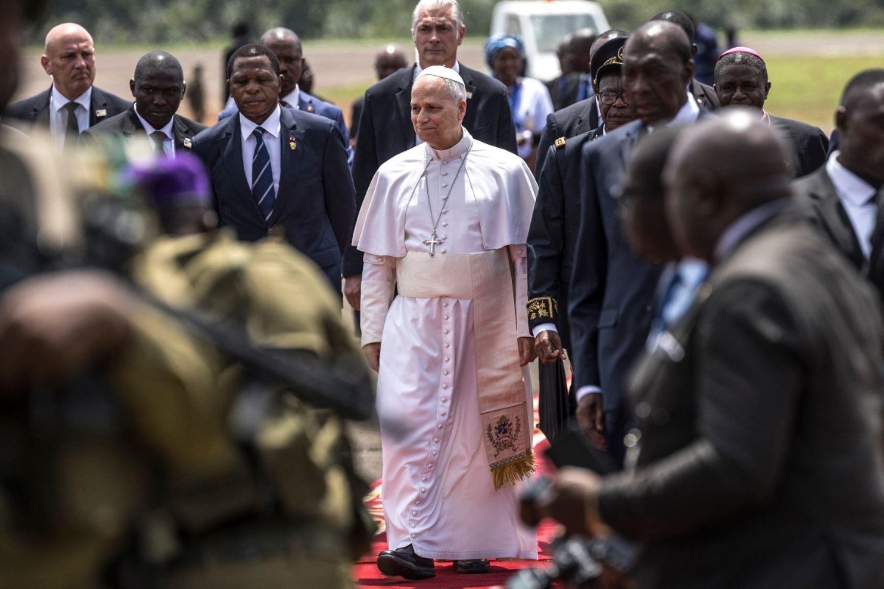 El papa León XIV se reúne con la comunidad de Bamenda en la catedral de San José de Bamenda, en el cuarto día de un viaje apostólico de 11 días a África. Foto: AFP