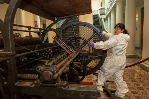 Un siglo después la histórica imprenta de José Carlos Mariátegui vuelve a funcionar