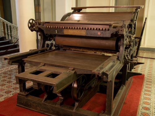 Un siglo después la histórica imprenta de José Carlos Mariátegui vuelve a funcionar