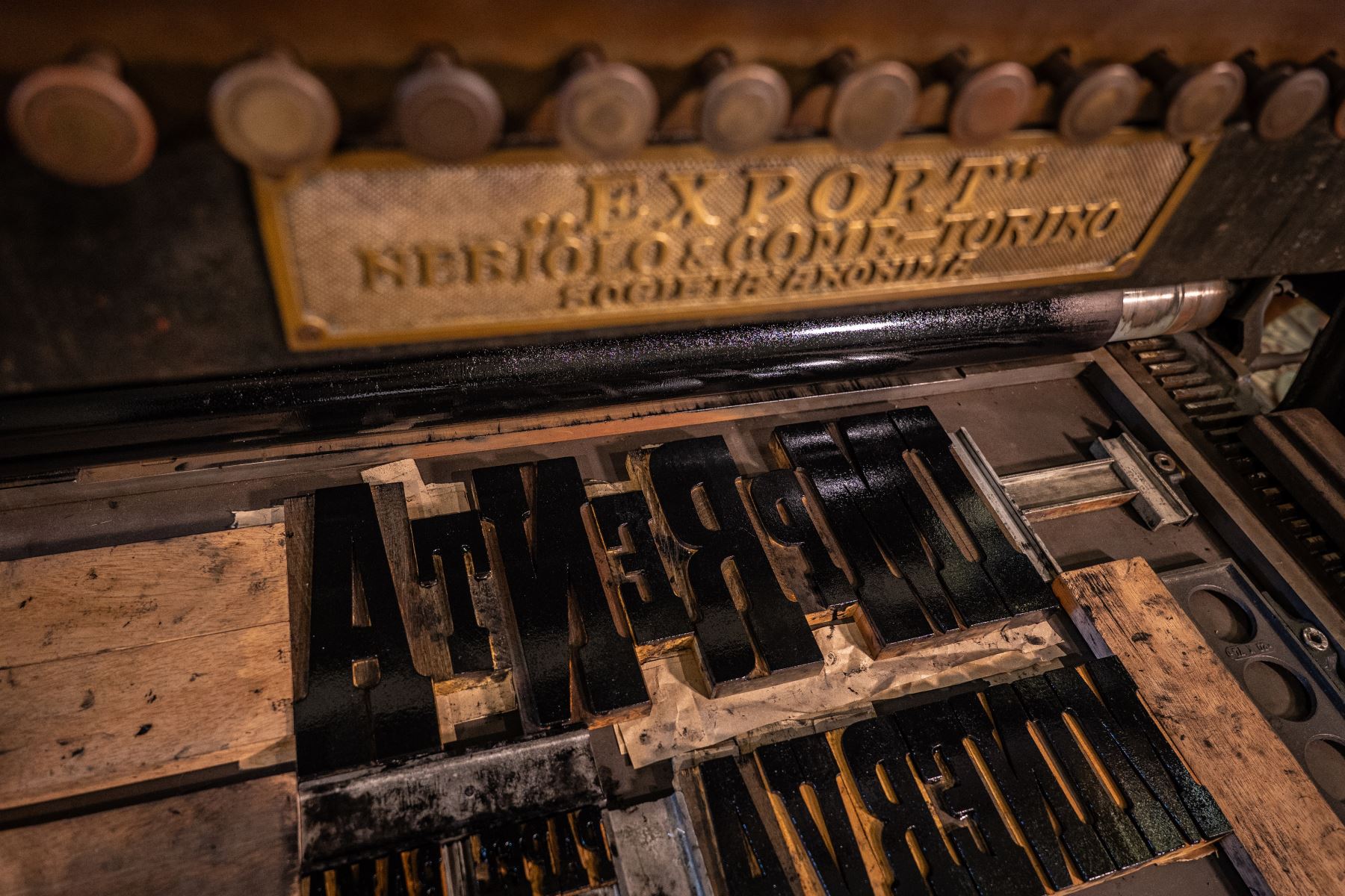 La máquina, de aproximadamente cuatro toneladas de fierro fundido, fue fabricada en 1925 por la Società Nebiolo en Turín (Italia) y traída al Perú por José Carlos y Julio César Mariátegui, modernizó la industria editorial peruana de inicios del siglo XX. Foto: ANDINA/Difusión MINEDU