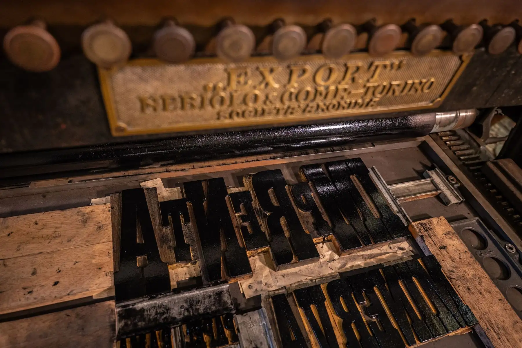 La máquina, de aproximadamente cuatro toneladas de fierro fundido, fue fabricada en 1925 por la Società Nebiolo en Turín (Italia) y traída al Perú por José Carlos y Julio César Mariátegui, modernizó la industria editorial peruana de inicios del siglo XX. Foto: ANDINA/Difusión MINEDU