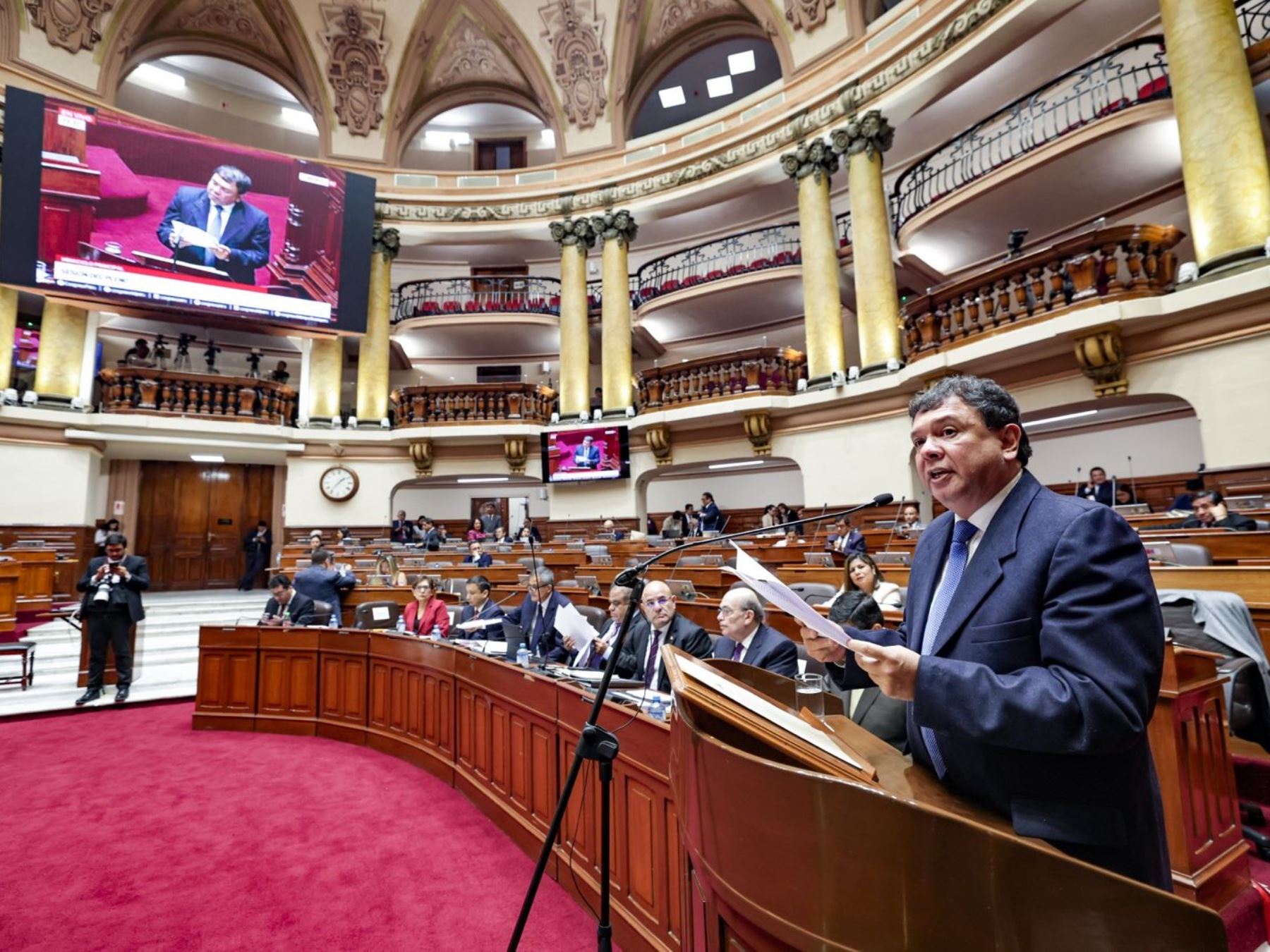 Ministro anuncia en Congreso cinco acciones para transformar el sistema de salud