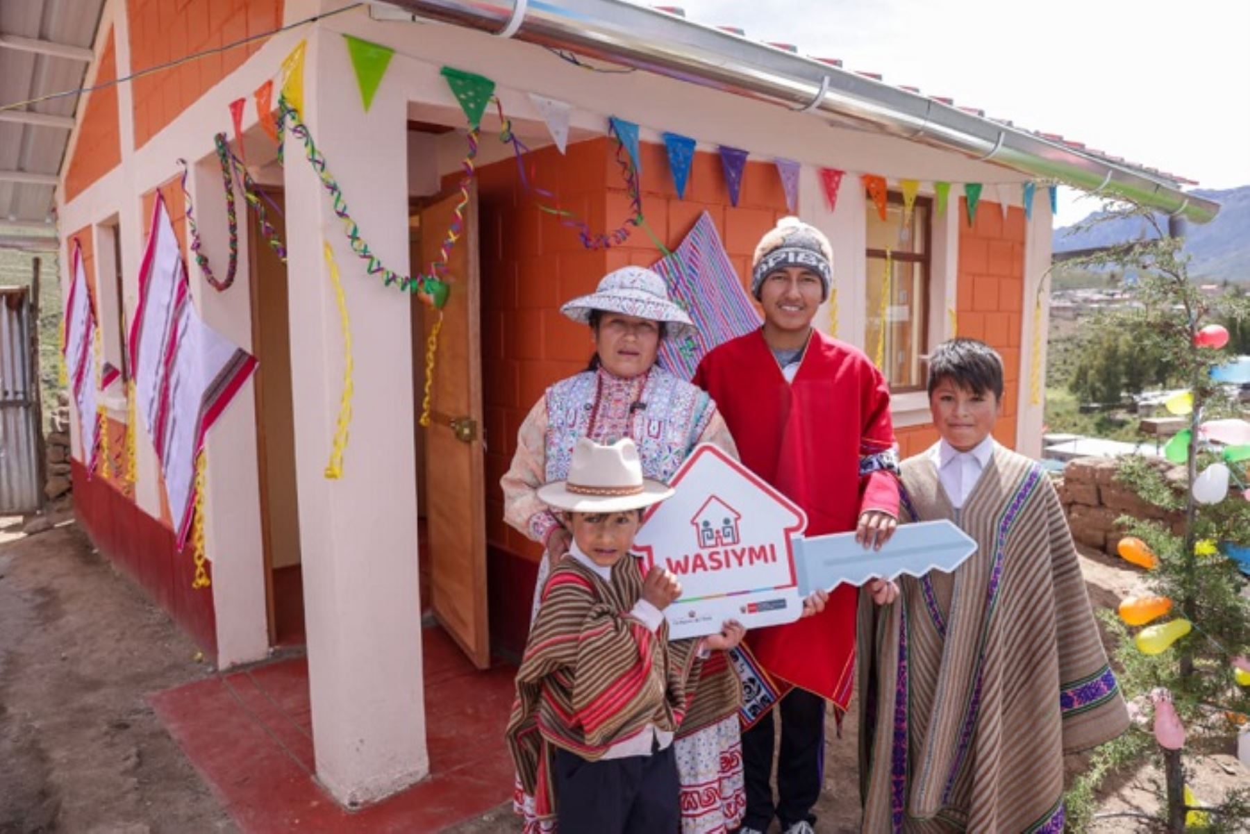 Arequipa: entregan 50 viviendas rurales Wasiymi financiadas con recursos del canon
