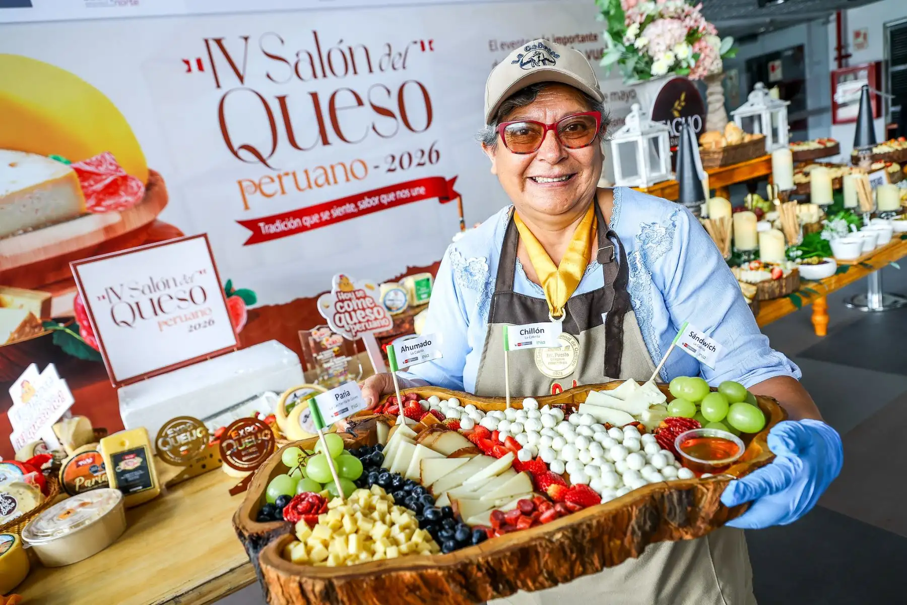 El Ministerio de Desarrollo Agrario y Riego (Midagri) lanzó la cuarta edición del Salón del Queso Peruano 2026, que se realizará del 21 al 24 de mayo en el Centro de Convenciones de Lima y reunirá a más de 170 productores de diversas regiones del país con más de 50 variedades de queso. El evento contará con cerca de 200 stands y actividades como ruedas de negocio, catas y demostraciones gastronómicas para impulsar la producción y el consumo de productos lácteos. Fotos: ANDINA/Difusión