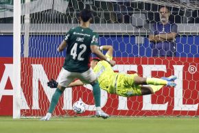 El atacante José Manuel López (Palmeiras) anota de penal en la valla de Diego Enríquez (S. Cristal). Foto: AFP