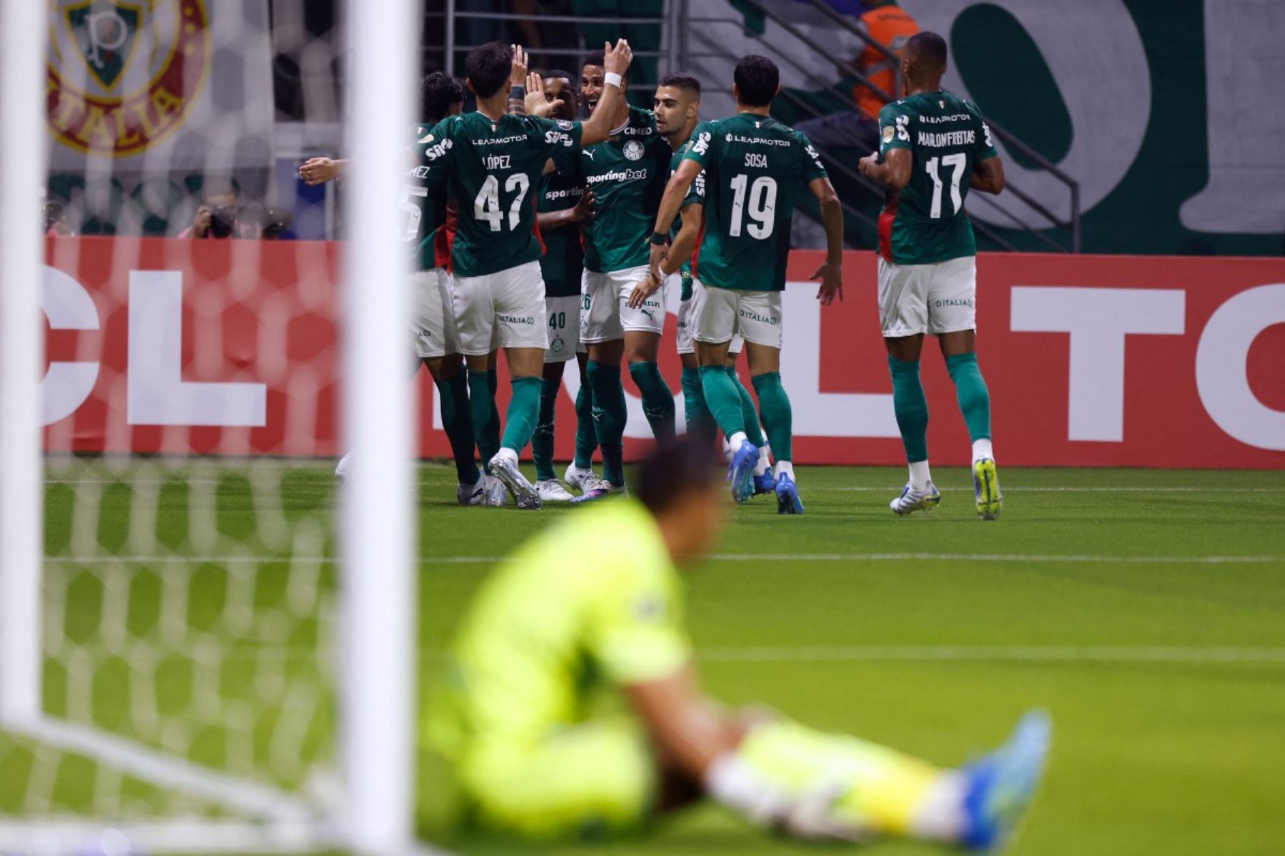 El equipo rimense luchó cada balón en el mediocampo durante el encuentro disputado en Sao Paulo. Fotos: ANDINA/AFP.