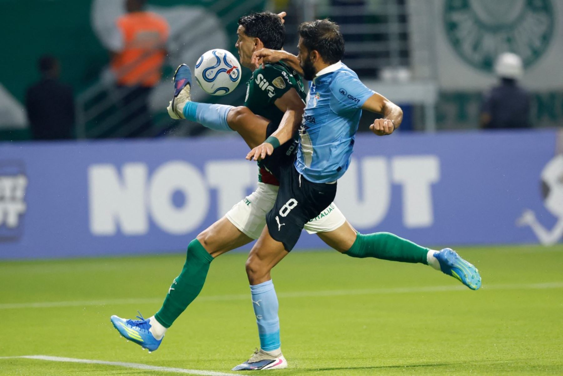 Jugadores de Sporting Cristal presionaron en campo rival durante el duelo frente a Palmeiras por el Grupo F de la Copa Libertadores. Fotos: ANDINA/AFP.