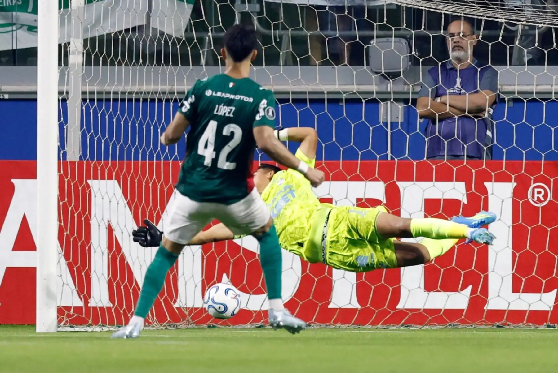 Sporting Cristal disputó un intenso encuentro ante Palmeiras en el Allianz Parque, donde buscó sostener el empate en los minutos finales del partido. Fotos: ANDINA/AFP.