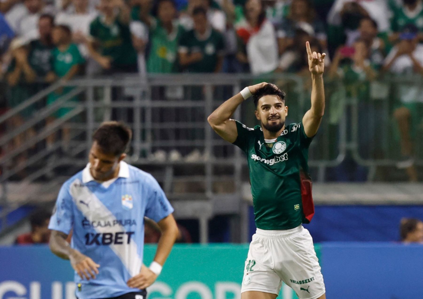 Sporting Cristal cayó 2-1 ante Palmeiras en el Allianz Parque de Sao Paulo por el Grupo F de la Copa Libertadores, tras un penal convertido por José Manuel “Flaco” López en los minutos finales. El conjunto rimense había igualado el marcador con un gol de Juan González, pero no pudo sostener el resultado ante el equipo brasileño, que tomó el liderato de la serie. Fotos: ANDINA/AFP.