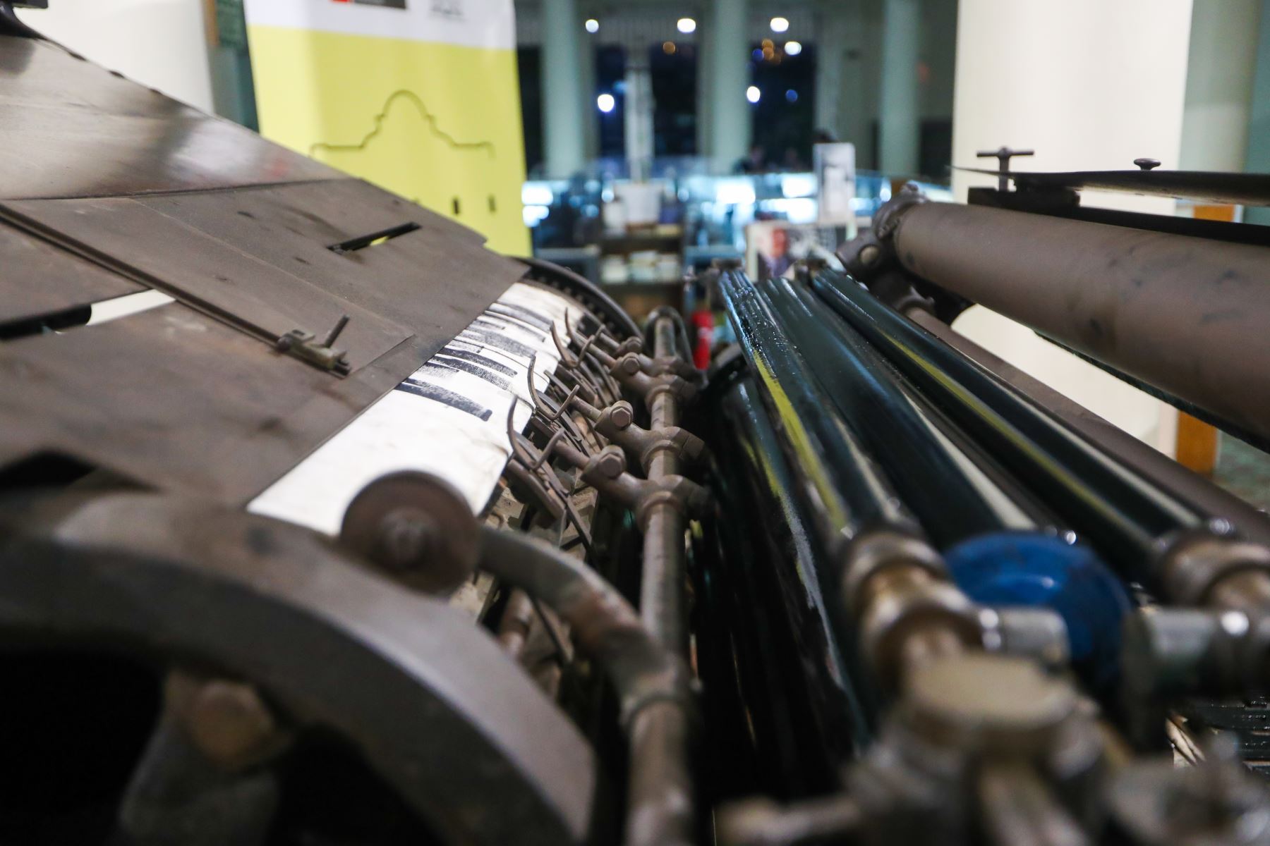 Especialistas trabajaron en la restauración de la imprenta tipográfica utilizada en la Editorial Minerva, pieza clave en la difusión del pensamiento de Mariátegui. Fotos: ANDINA/Ricardo Cuba.