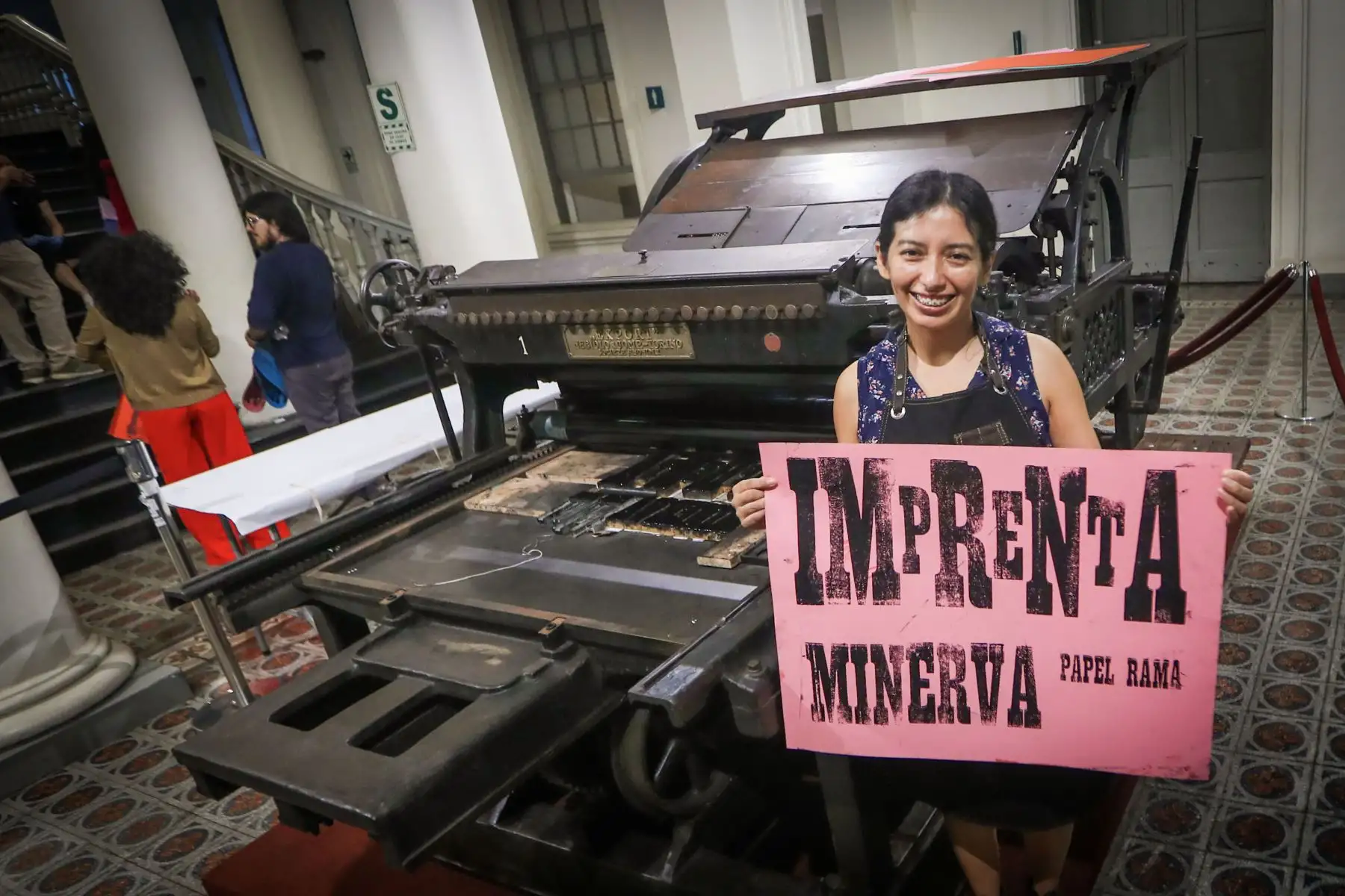 La Casa de la Literatura Peruana presentó oficialmente la histórica imprenta tipográfica utilizada por José Carlos Mariátegui, pieza clave de la Editorial Minerva con la que se publicaron obras fundamentales del pensamiento peruano. La máquina, restaurada tras un proceso de conservación, vuelve a estar operativa como parte de la puesta en valor del patrimonio cultural y editorial del país. Fotos: ANDINA/Ricardo Cuba.