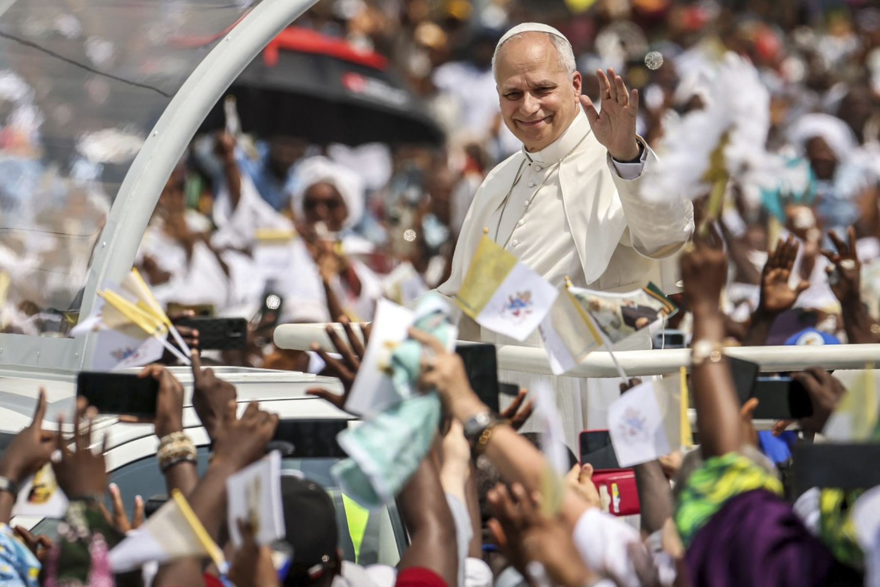 El Papa León XIV saluda a la multitud desde el Papamóvil cuando llega para dirigir la Santa Misa en el área frente al Estadio Japoma en Douala en el quinto día de un viaje apostólico de 11 días a África, el 17 de abril de 2026. (Foto de Daniel Beloumou Olomo / AFP)