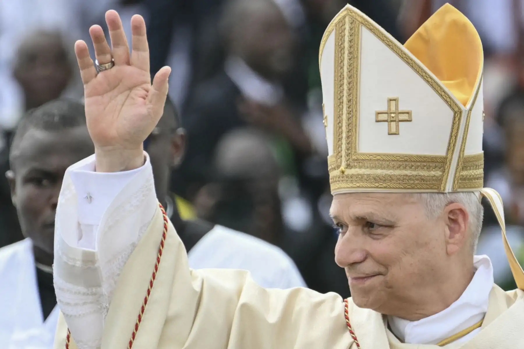 El Papa León XIV saluda a la multitud cuando llega para dirigir la Santa Misa en el área frente al Estadio Japoma en Douala en el quinto día de un viaje apostólico de 11 días a África, el 17 de abril de 2026. (Foto de Alberto PIZZOLI / AFP)