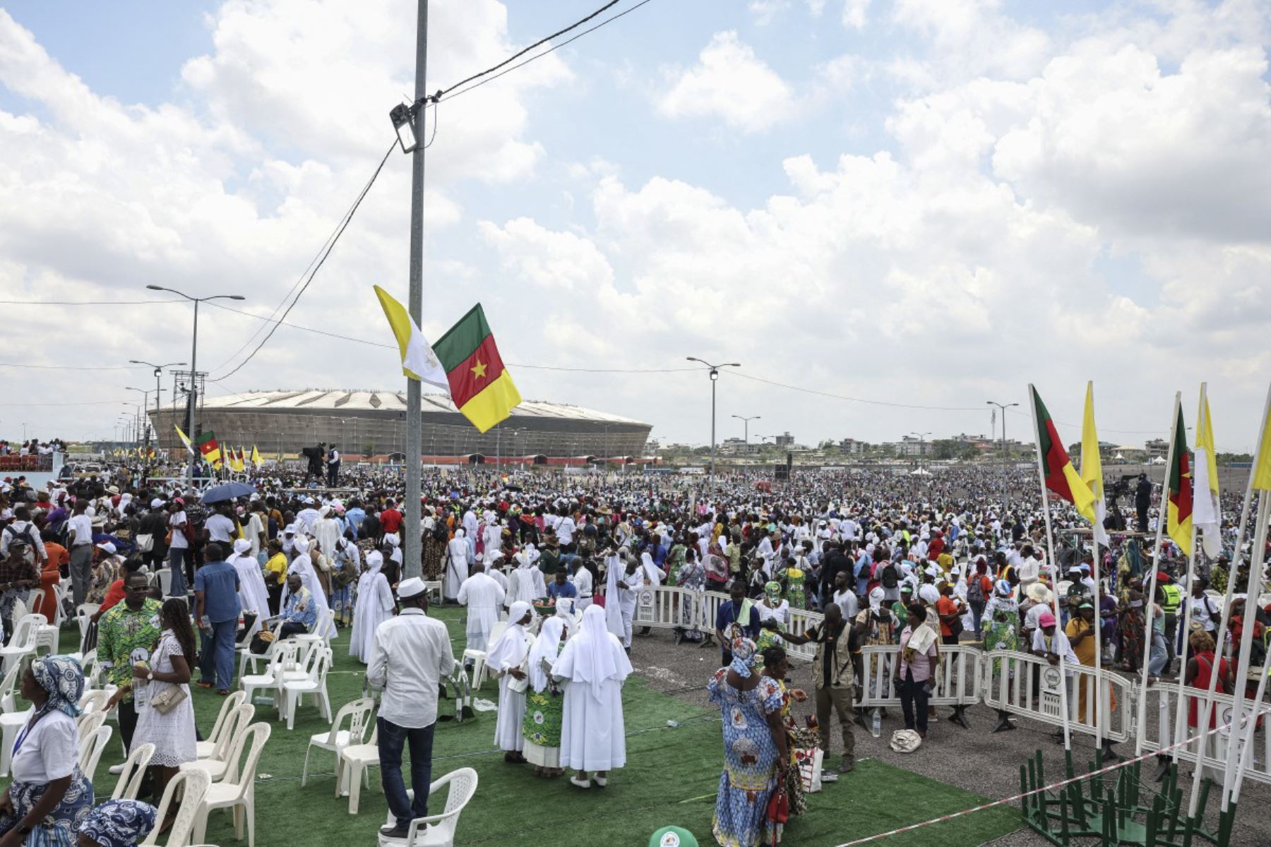 Los fieles asisten a la Santa Misa dirigida por el Papa León XIV en el área frente al Estadio Japoma en Douala en el quinto día de un viaje apostólico de 11 días a África, el 17 de abril de 2026. (Foto de Daniel Beloumou Olomo / AFP)