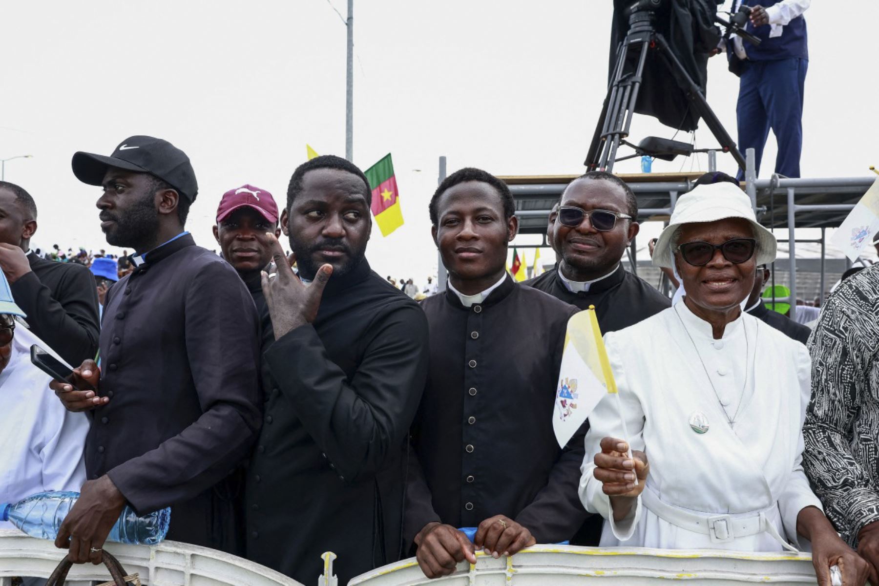 Los fieles asisten a la Santa Misa dirigida por el Papa León XIV en el área frente al Estadio Japoma en Douala en el quinto día de un viaje apostólico de 11 días a África, el 17 de abril de 2026. (Foto de Daniel Beloumou Olomo / AFP)