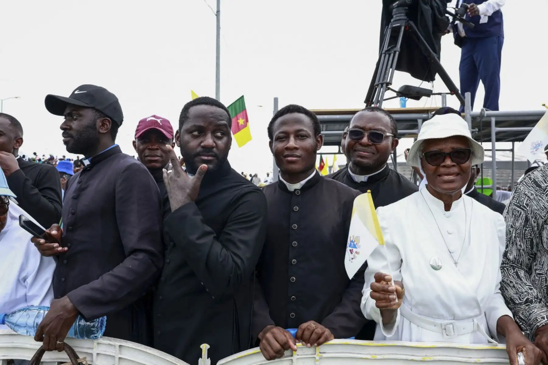 Los fieles asisten a la Santa Misa dirigida por el Papa León XIV en el área frente al Estadio Japoma en Douala en el quinto día de un viaje apostólico de 11 días a África, el 17 de abril de 2026. (Foto de Daniel Beloumou Olomo / AFP)