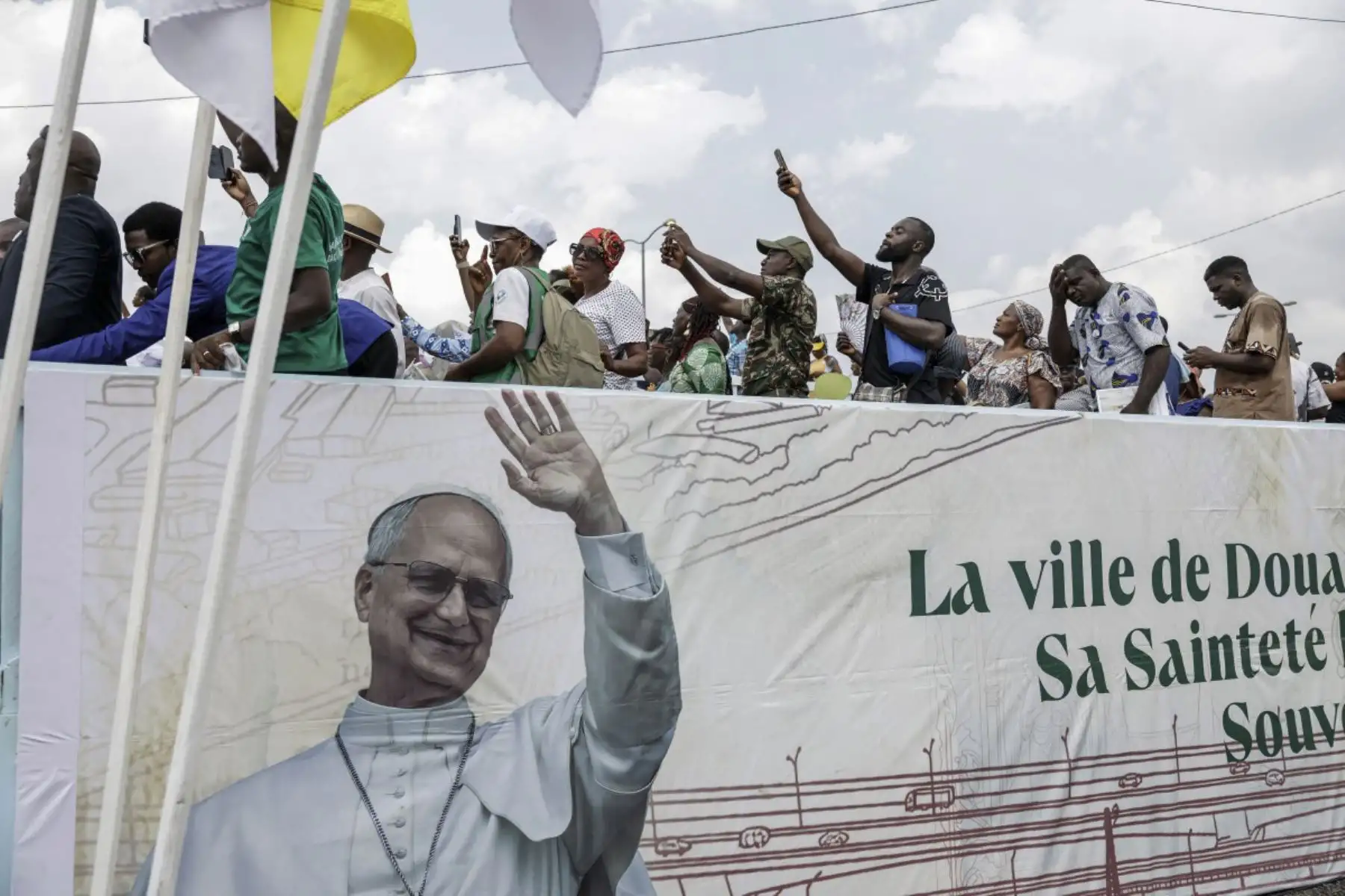 Los fieles asisten a la Santa Misa dirigida por el Papa León XIV en el área frente al Estadio Japoma en Douala en el quinto día de un viaje apostólico de 11 días a África, el 17 de abril de 2026. (Foto de Patrick MEINHARDT / AFP)