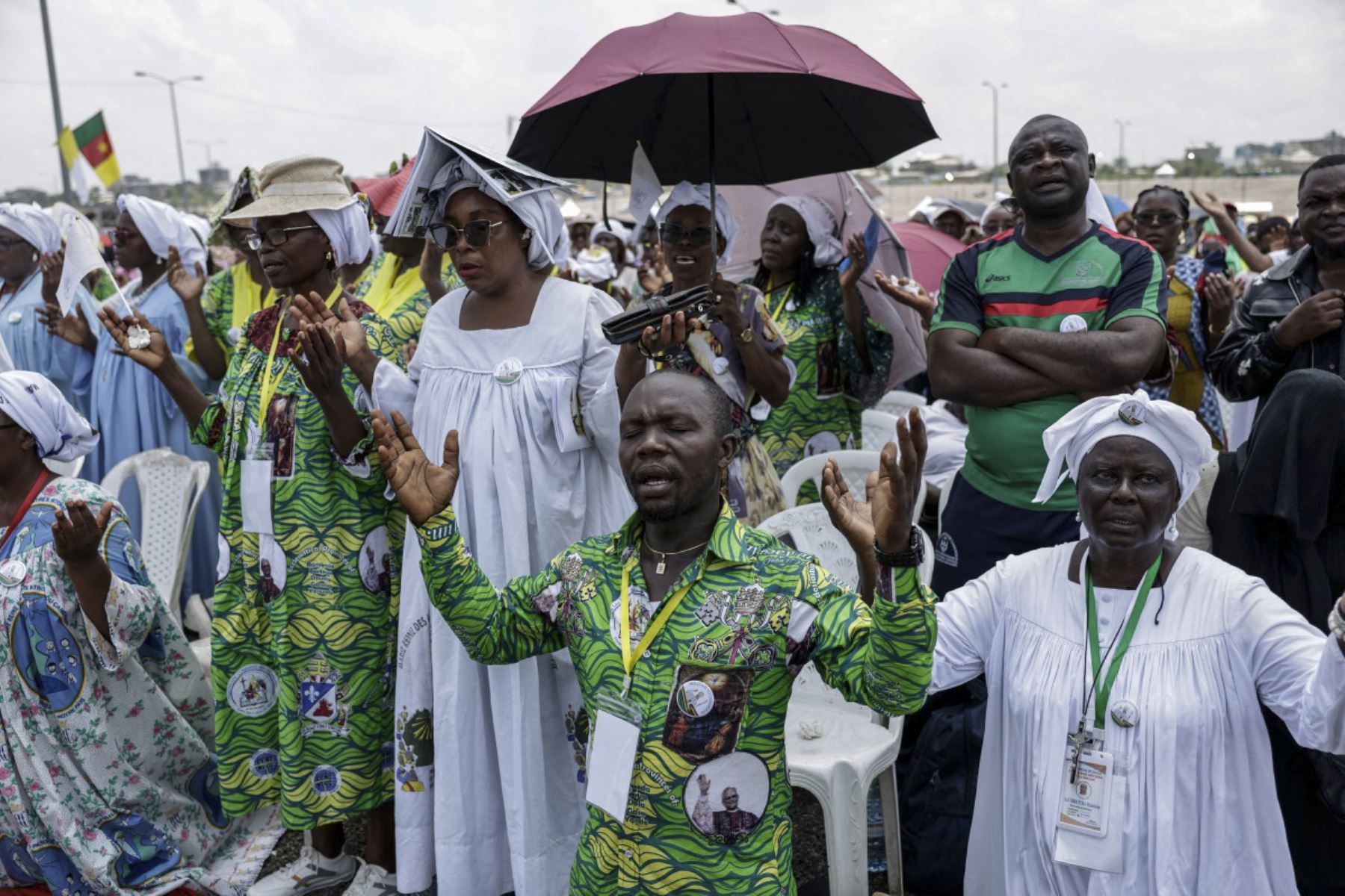 Los fieles rezan mientras asisten a la Santa Misa dirigida por el Papa León XIV en el área frente al Estadio Japoma en Douala en el quinto día de un viaje apostólico de 11 días a África, el 17 de abril de 2026. (Foto de Patrick MEINHARDT / AFP)