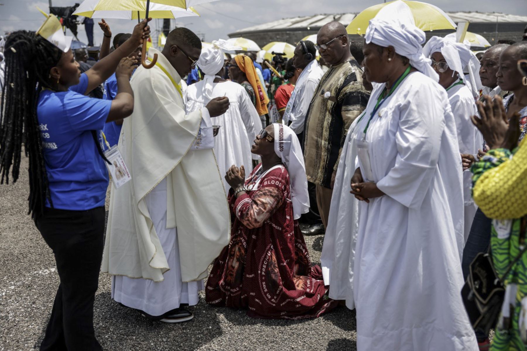 Un fiel recibe la santa comunión mientras asiste a la Santa Misa dirigida por el Papa León XIV en el área frente al Estadio Japoma en Douala en el quinto día de un viaje apostólico de 11 días a África, el 17 de abril de 2026. (Foto de Patrick MEINHARDT / AFP)