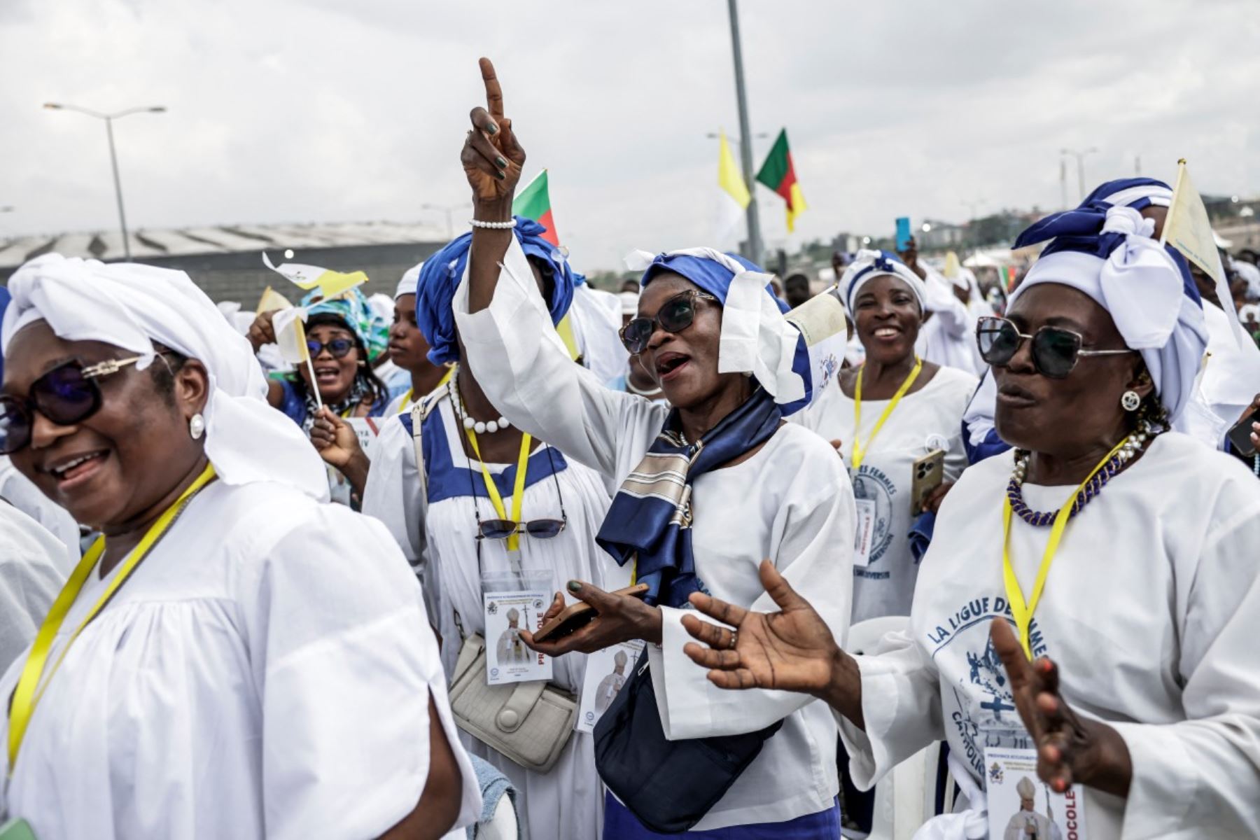 Los fieles cantan mientras el Papa León XIV preside la Santa Misa en la zona frente al Estadio Japoma en Douala, en el quinto día de un viaje apostólico de 11 días a África. Foto: AFP