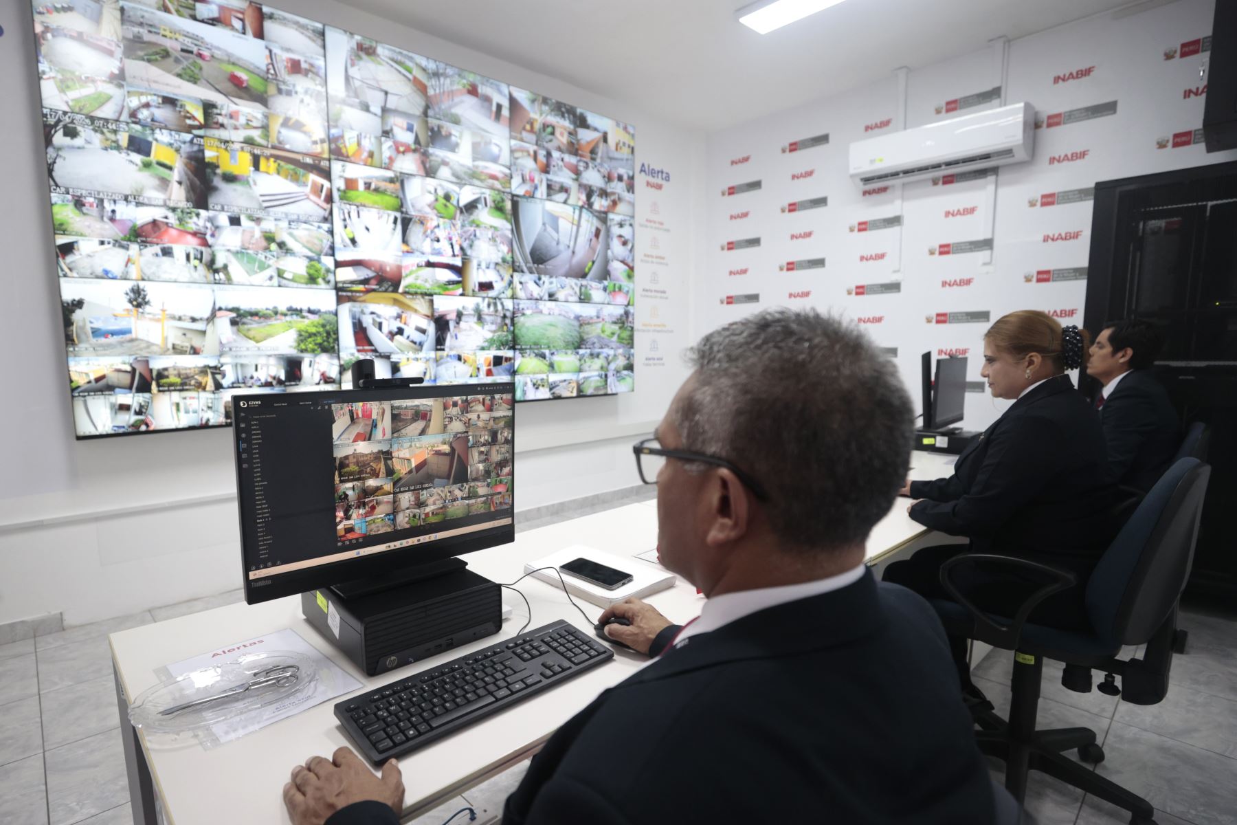 Con el objetivo de proteger y disminuir los riesgos de su población usuaria, el Ministerio de la Mujer y Poblaciones Vulnerables (MIMP) puso en funcionamiento un moderno centro de monitoreo remoto, que operará interconectado en tiempo real con más de 160 cámaras de seguridad de 78 centros administrados por el Inabif en todo el país. Foto: ANDINA/Vidal Tarqui