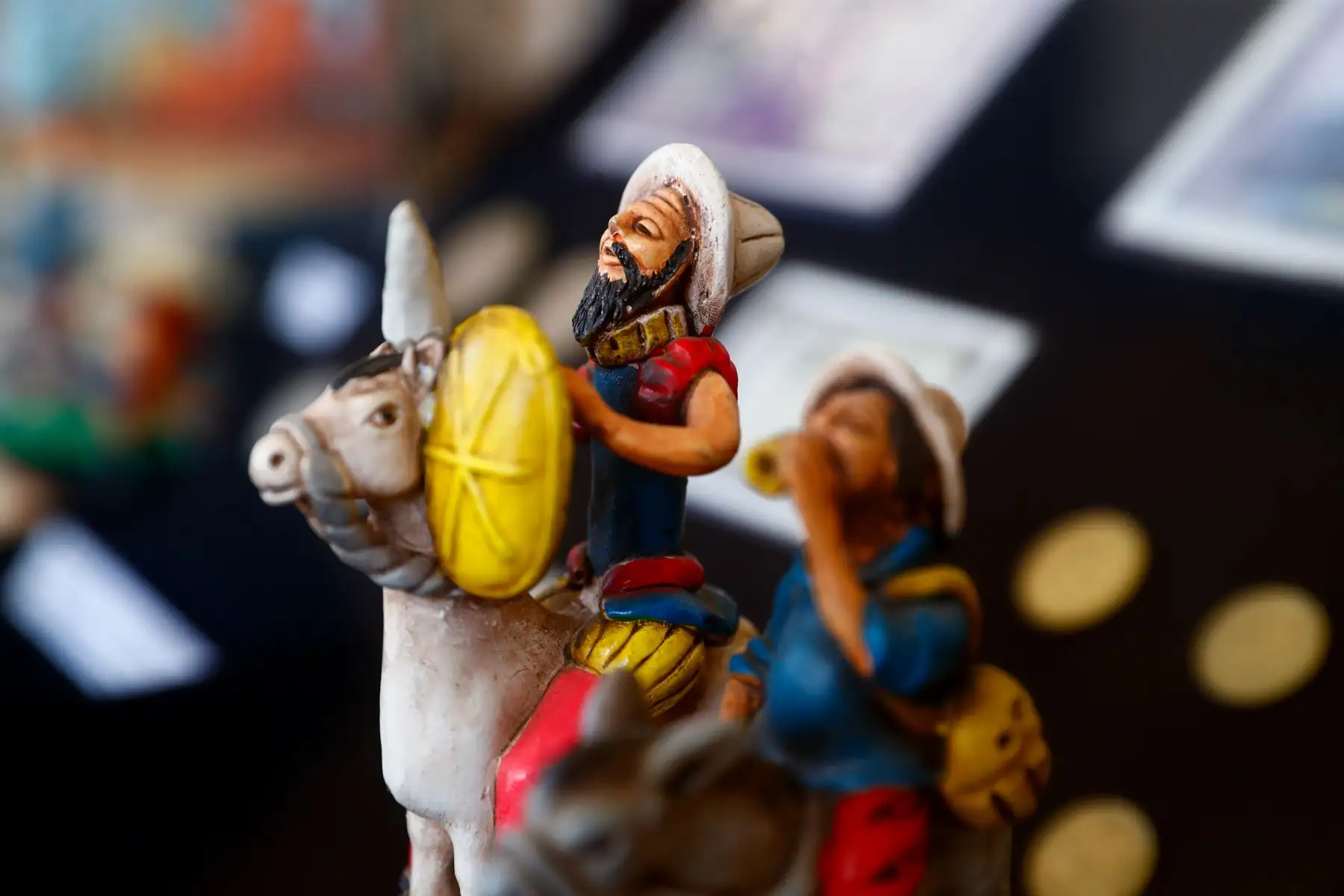 La exposición "Miguel de Cervantes y Don Quijote de la Mancha en el Callao", en el Museo de Historia y Arte del Callao, alberga casi 300 objetos pertenecientes al historiador Juan Augusto Fernández Valle, entre pinturas, esculturas, libros, revistas, muñecos de colección y demás souvenirs. Foto: ANDINA/Daniel Bracamonte