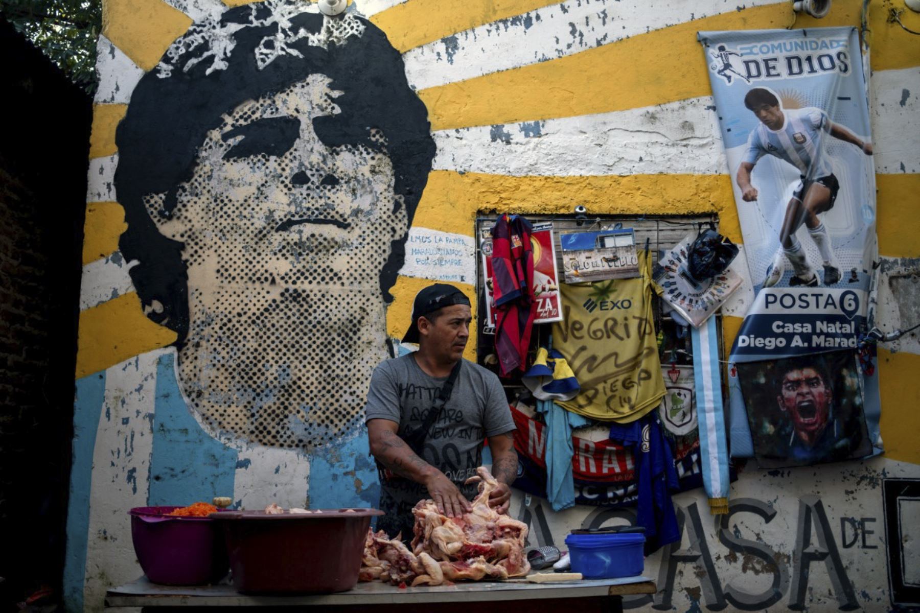 Alejandro, un voluntario, prepara carne para un guiso para vecinos necesitados en el patio de la casa de la infancia de la difunta estrella del fútbol Diego Maradona, ahora transformada en un comedor de beneficencia, en Villa Fiorito, provincia de Buenos Aires, Argentina. Foto: AFP