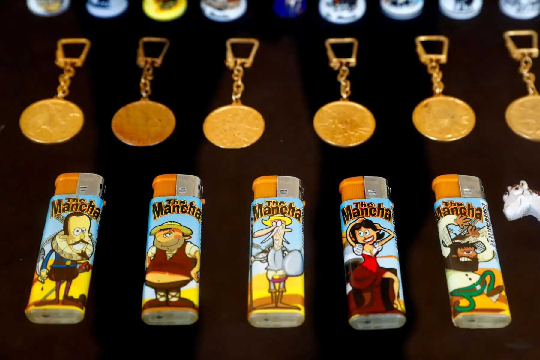 La exposición "Miguel de Cervantes y Don Quijote de la Mancha en el Callao", en el Museo de Historia y Arte del Callao, alberga casi 300 objetos pertenecientes al historiador Juan Augusto Fernández Valle, entre pinturas, esculturas, libros, revistas, muñecos de colección y demás souvenirs. Foto: ANDINA/Daniel Bracamonte