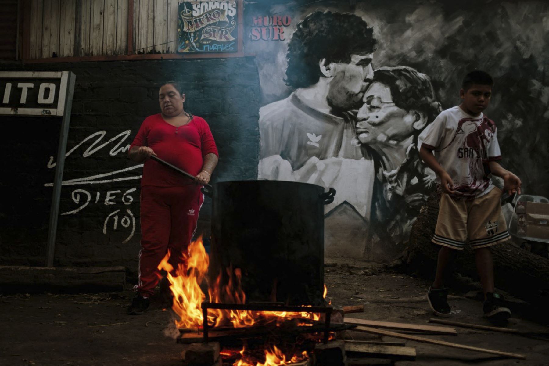 La cocinera María Torres prepara un guiso para los vecinos necesitados en el patio de la casa de la infancia de la difunta estrella del fútbol Diego Maradona, ahora transformada en un comedor de beneficencia, en Villa Fiorito, provincia de Buenos Aires, Argentina. Foto: AFP