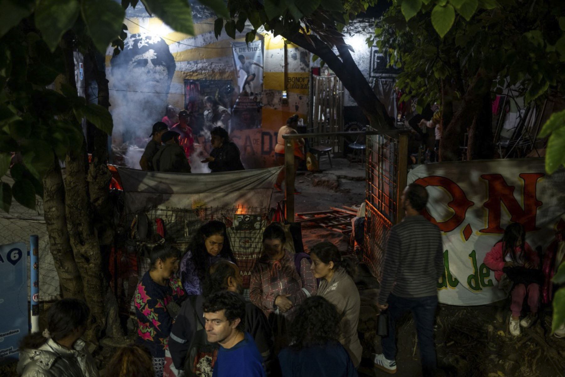 La gente hace cola para recibir comida en el patio de la casa de la infancia de la difunta estrella del fútbol Diego Maradona, ahora transformada en un comedor de beneficencia para vecinos necesitados, en Villa Fiorito, provincia de Buenos Aires, Argentina, el 9 de abril de 2026. Foto: AFP
