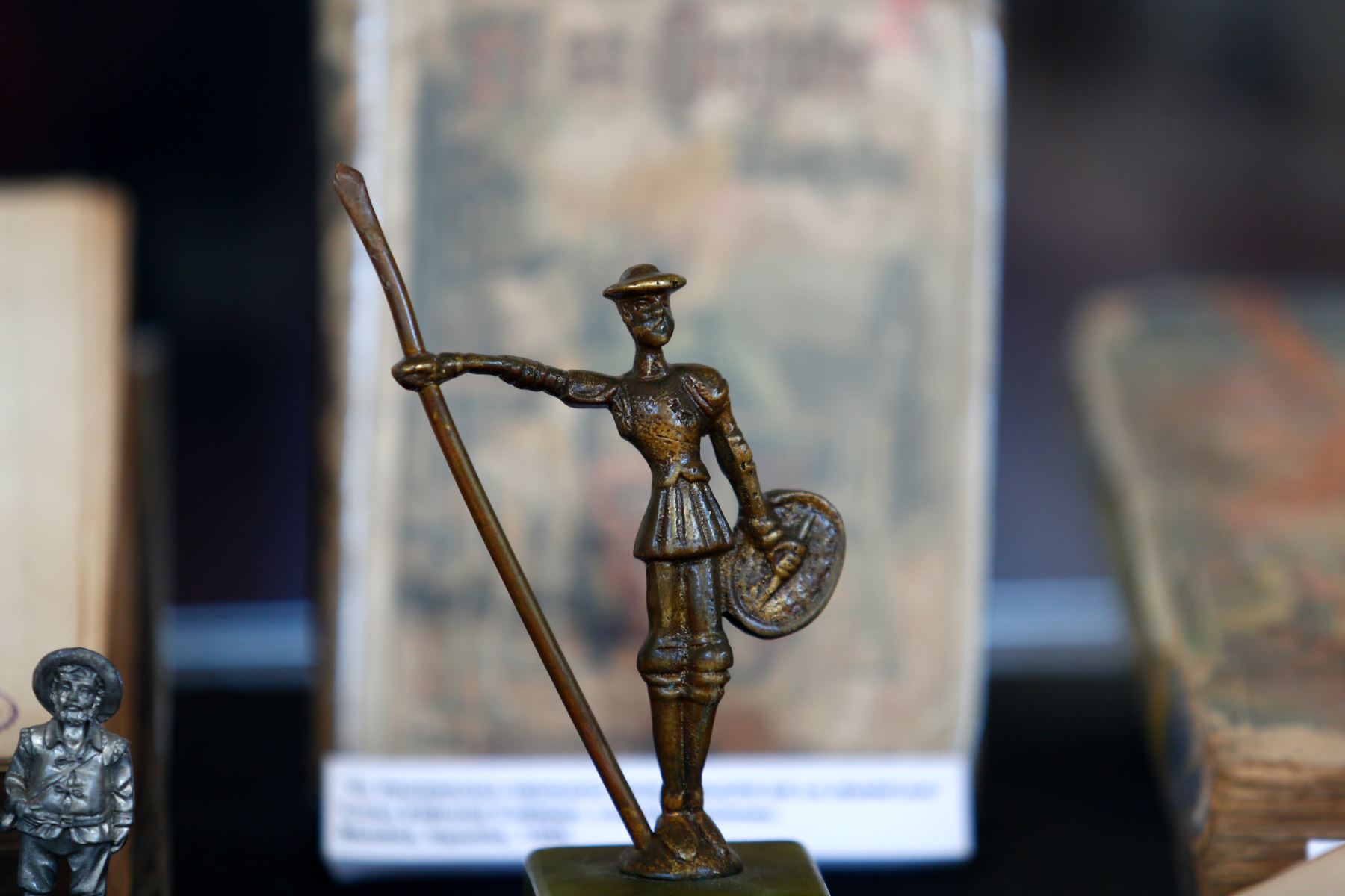 La exposición "Miguel de Cervantes y Don Quijote de la Mancha en el Callao", en el Museo de Historia y Arte del Callao, alberga casi 300 objetos pertenecientes al historiador Juan Augusto Fernández Valle, entre pinturas, esculturas, libros, revistas, muñecos de colección y demás souvenirs. Foto: ANDINA/Daniel Bracamonte