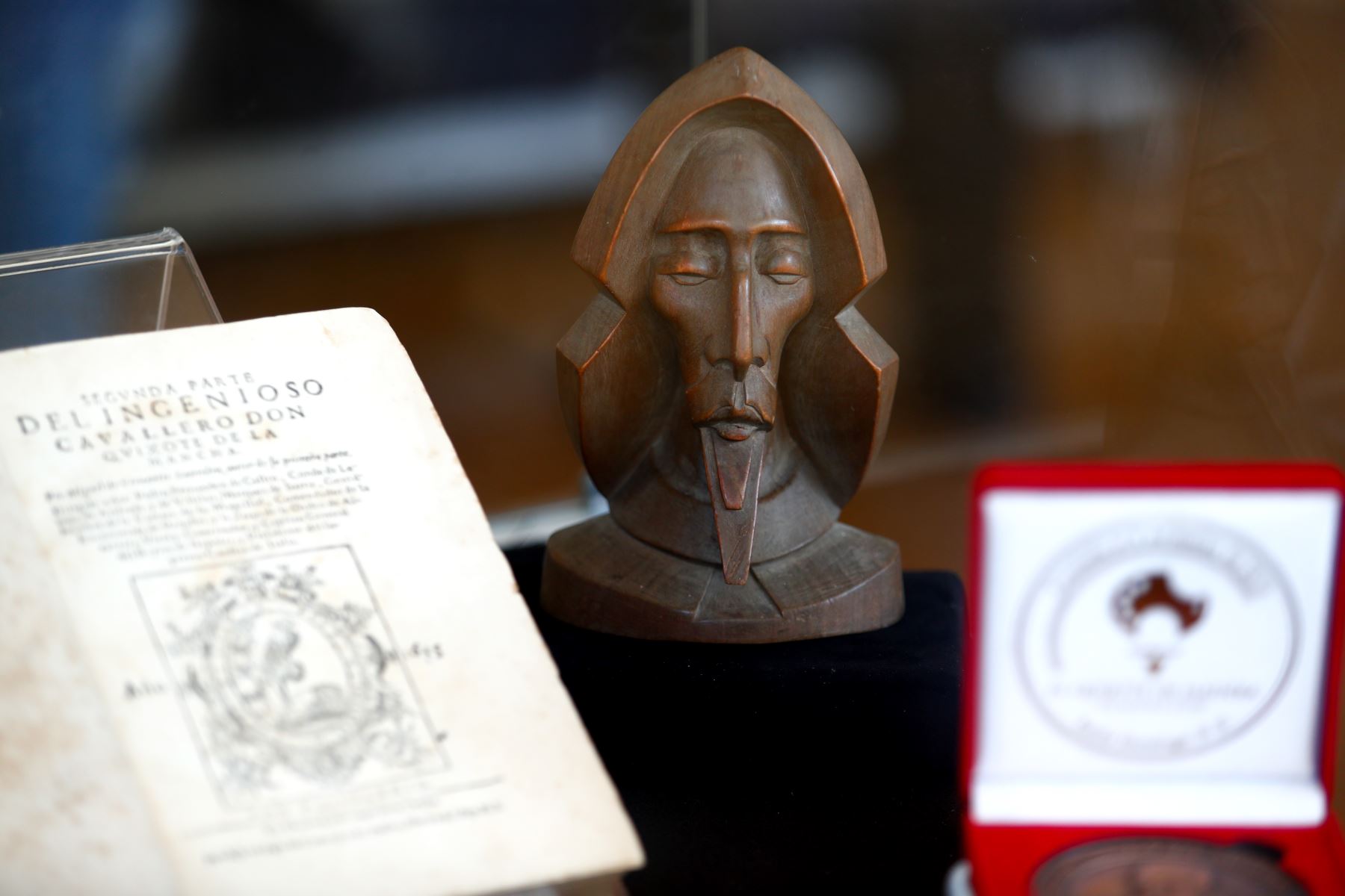 La exposición "Miguel de Cervantes y Don Quijote de la Mancha en el Callao", en el Museo de Historia y Arte del Callao, alberga casi 300 objetos pertenecientes al historiador Juan Augusto Fernández Valle, entre pinturas, esculturas, libros, revistas, muñecos de colección y demás souvenirs. Foto: ANDINA/Daniel Bracamonte
