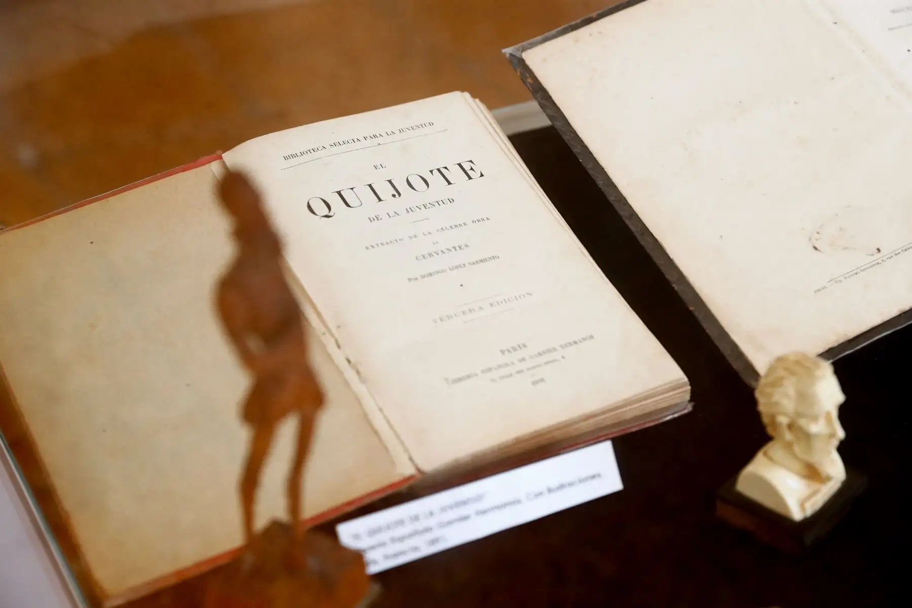 La exposición "Miguel de Cervantes y Don Quijote de la Mancha en el Callao", en el Museo de Historia y Arte del Callao, alberga casi 300 objetos pertenecientes al historiador Juan Augusto Fernández Valle, entre pinturas, esculturas, libros, revistas, muñecos de colección y demás souvenirs. Foto: ANDINA/Daniel Bracamonte