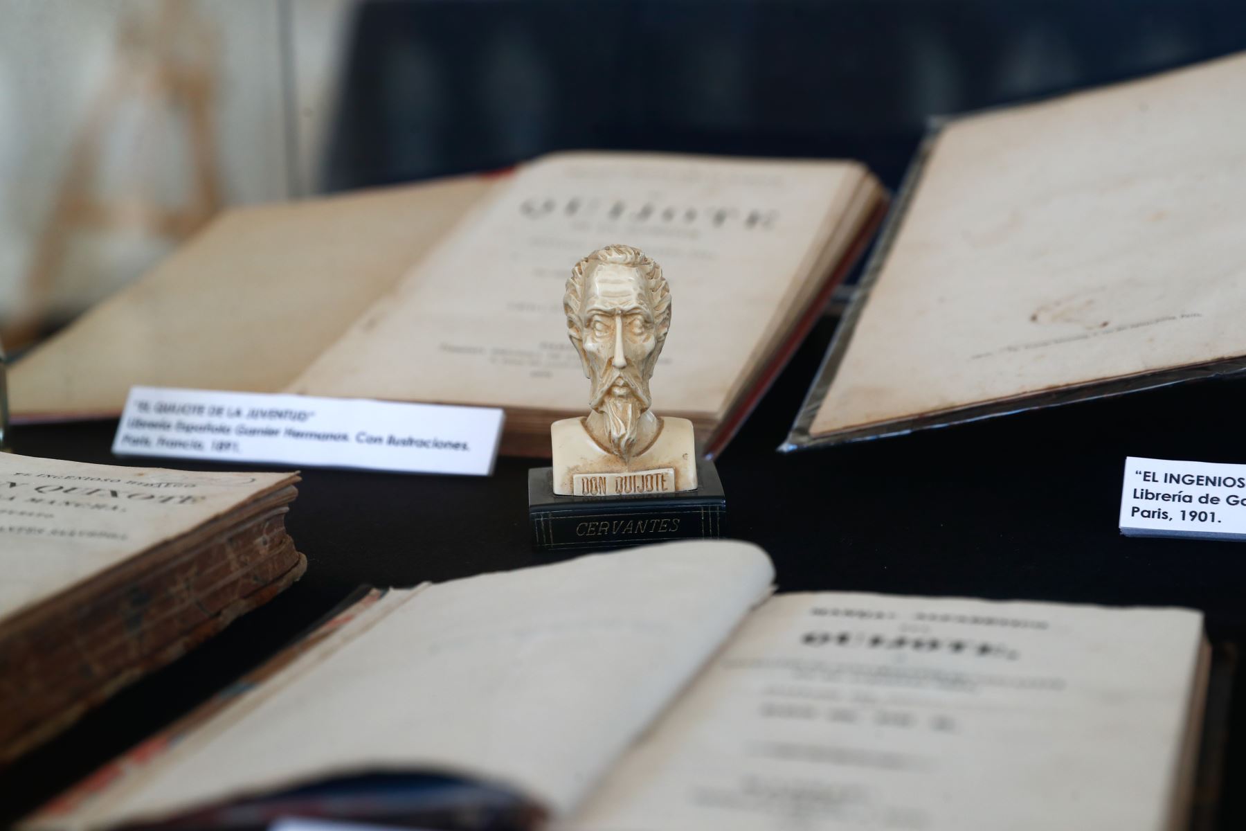 La exposición "Miguel de Cervantes y Don Quijote de la Mancha en el Callao", en el Museo de Historia y Arte del Callao, alberga casi 300 objetos pertenecientes al historiador Juan Augusto Fernández Valle, entre pinturas, esculturas, libros, revistas, muñecos de colección y demás souvenirs. Foto: ANDINA/Daniel Bracamonte