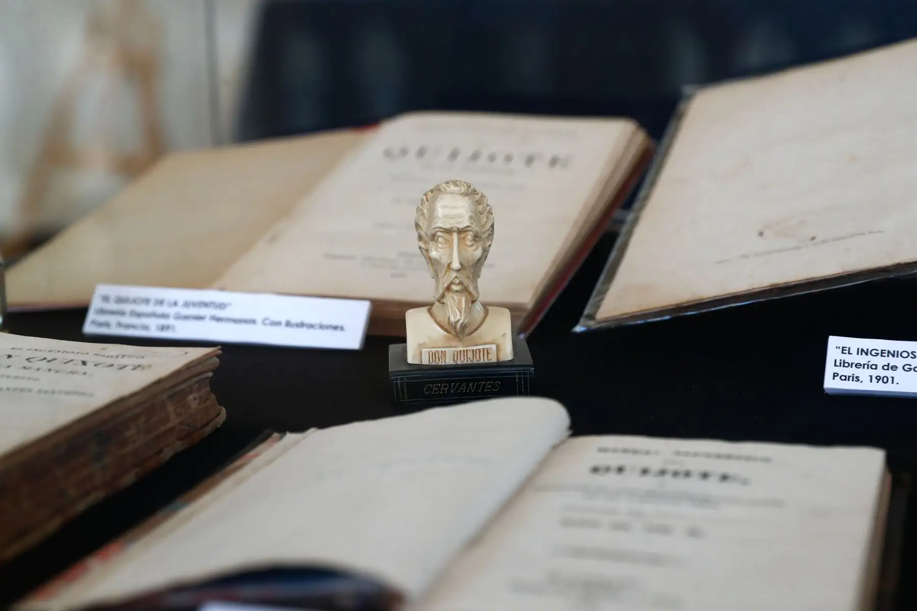 La exposición "Miguel de Cervantes y Don Quijote de la Mancha en el Callao", en el Museo de Historia y Arte del Callao, alberga casi 300 objetos pertenecientes al historiador Juan Augusto Fernández Valle, entre pinturas, esculturas, libros, revistas, muñecos de colección y demás souvenirs. Foto: ANDINA/Daniel Bracamonte