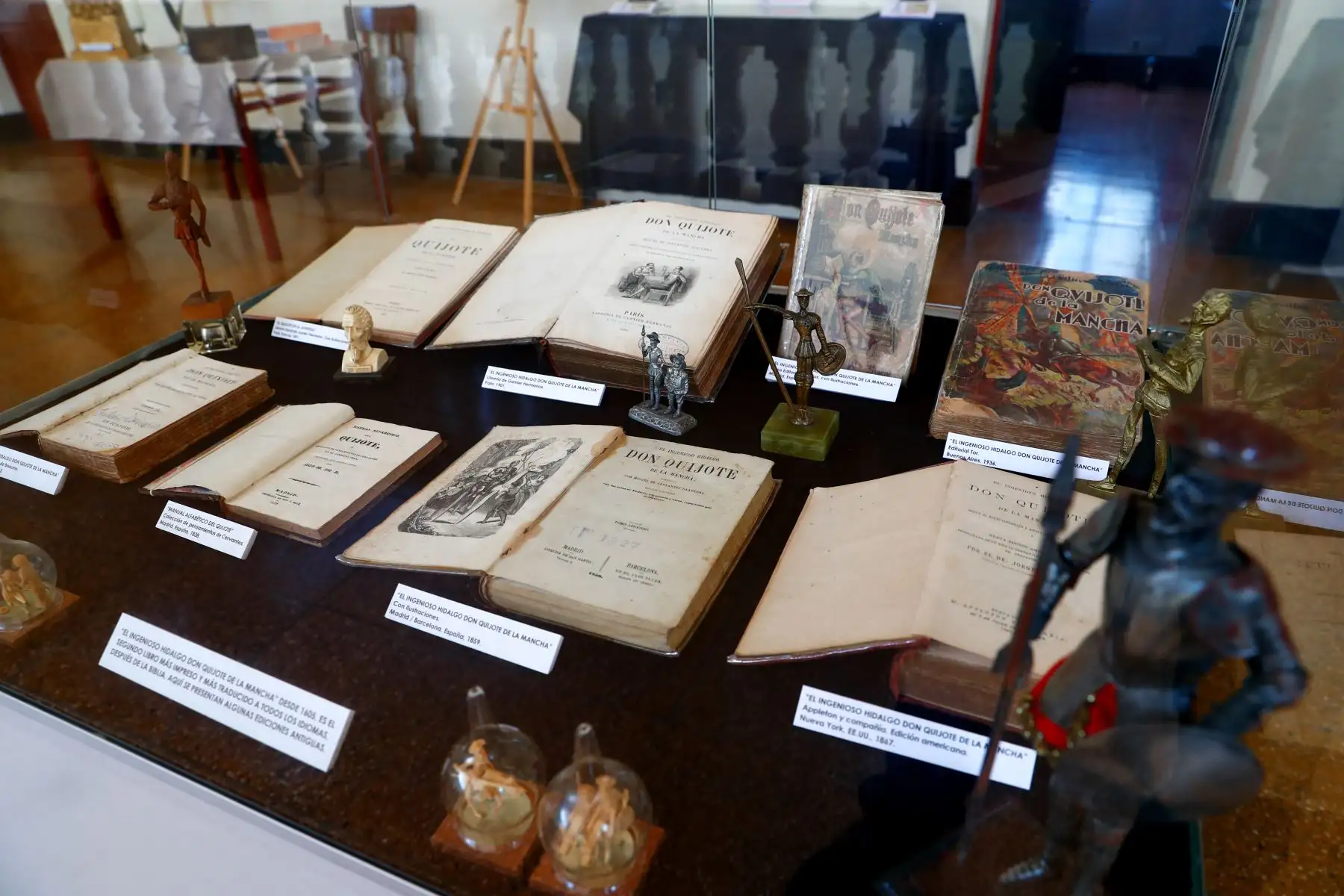 Desde el 9 de abril hasta el 3 de mayo de 2026 se exhibe al público la exposición "Miguel de Cervantes y Don Quijote de la Mancha en el Callao" en el Museo de Historia y Arte del Callao. La exposición es de ingreso libre y está a cargo del historiador Juan Augusto Fernández Valle. Foto: ANDINA/Daniel Bracamonte