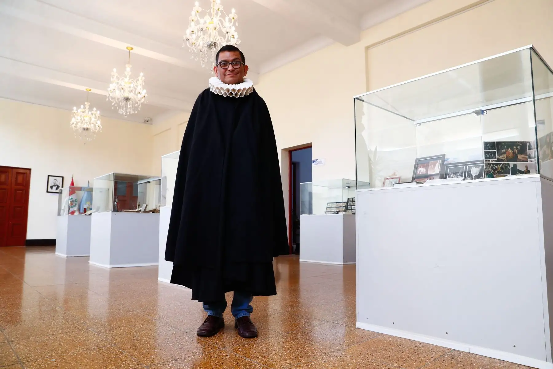 Desde el 9 de abril hasta el 3 de mayo de 2026 se exhibe al público la exposición "Miguel de Cervantes y Don Quijote de la Mancha en el Callao" en el Museo de Historia y Arte del Callao. La exposición es de ingreso libre y está a cargo del historiador Juan Augusto Fernández Valle. Foto: ANDINA/Daniel Bracamonte