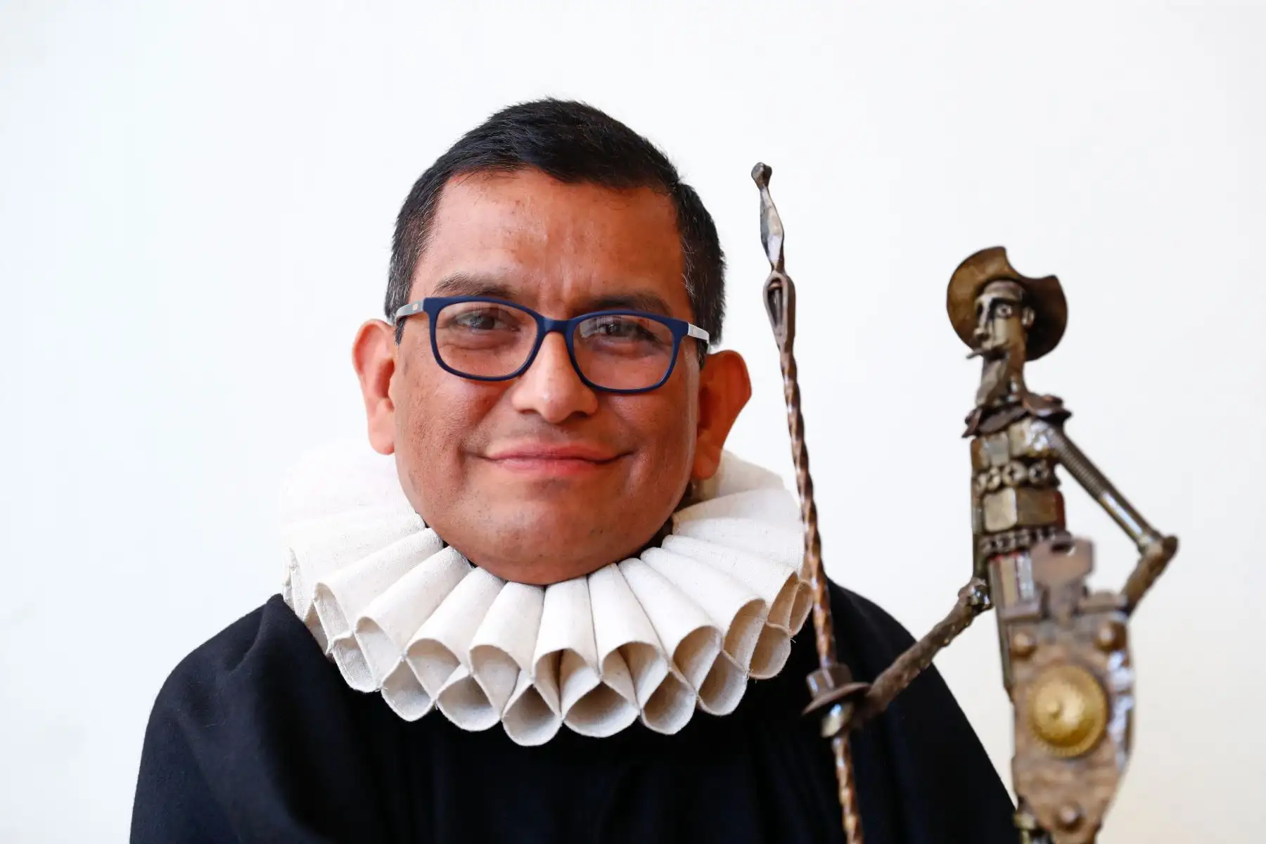 El historiador Juan Augusto Fernández Valle, encargado de la exposición "Miguel de Cervantes y Don Quijote de la Mancha en el Callao", es el mayor coleccionista de objetos asociados al Quijote en el Perú. Han sido treinta años de recolección y ahora suman casi un millar los objetos que atesora en su departamento de San Miguel. Abrazó esta pasión por el personaje cuando era adolescente y sus padres le regalaron un ejemplar del Quijote para escolares. Foto: ANDINA/Daniel Bracamonte