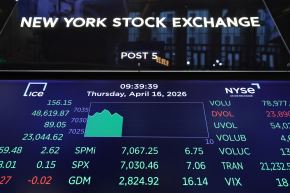 Un monitor muestra las estadísticas del mercado en la Bolsa de Nueva York (NYSE). Foto: AFP