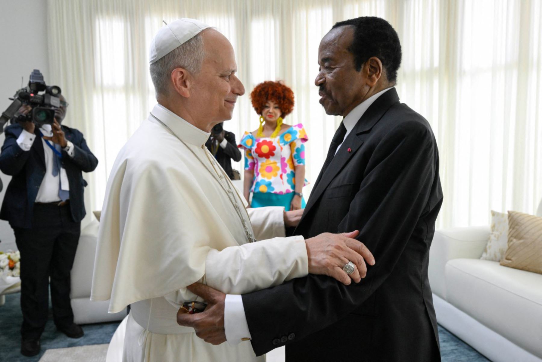 Papa León XIV, con el presidente de Camerún, Paul Biya, y a su esposa, Chantal Biya, durante una ceremonia de despedida en el Aeropuerto Internacional de Yaundé Nsimalen. Foto: ANDINA/AFP