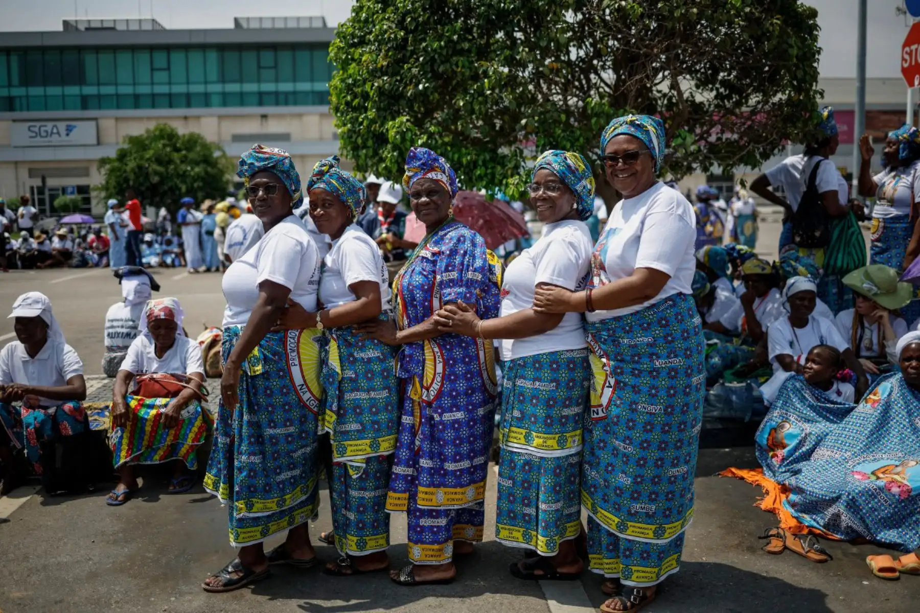 Los fieles posan para una fotografía mientras esperan la llegada del Papa León XIV al Aeropuerto Internacional "4 de Fevereiro" de Luanda, en el sexto día de su viaje apostólico de 11 días a África, Foto: ANDINA/AFP