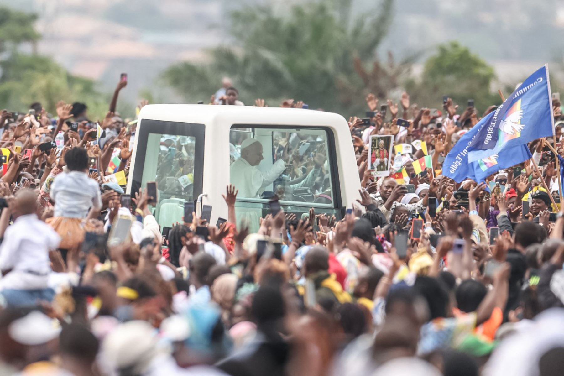 El papa León XIV  saluda desde el papamóvil a la multitud a su llegada para oficiar una Santa Misa en el aeropuerto de Yaoundé Ville, en Yaoundé, en el sexto día de su viaje apostólico de 11 días a África. Foto: ANDINA/AFP