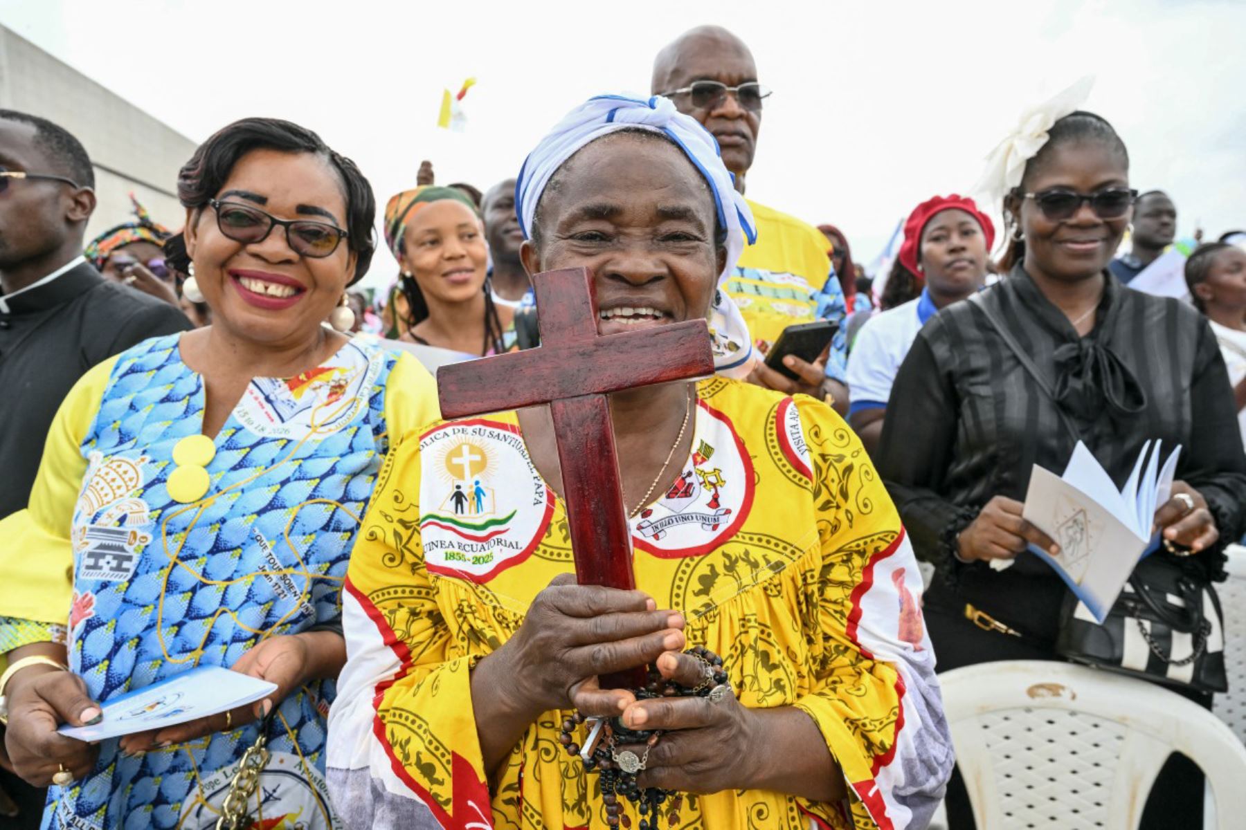 Un fiel sostiene una cruz de madera mientras el Papa León XIV preside una Santa Misa en el aeropuerto de Yaoundé Ville, en Yaoundé, en el sexto día de su viaje apostólico de 11 días a África. Foto: ANDINA/AFP