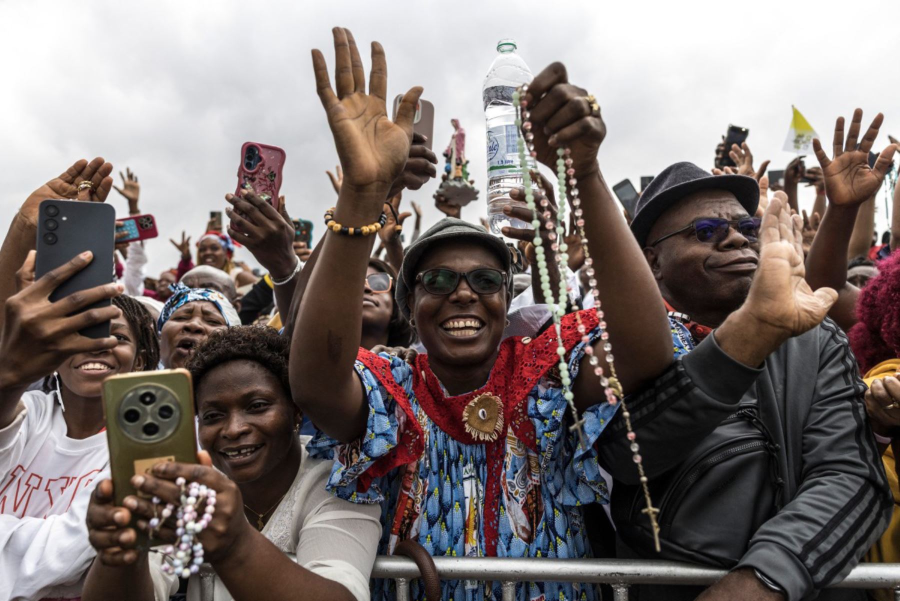 Los fieles aplauden mientras ven al Papa León XIV saludar desde el papamóvil a la multitud a su llegada para oficiar una Santa Misa en el aeropuerto de Yaoundé Ville, en Yaoundé, el sexto día de su viaje apostólico de 11 días a África. Foto: ANDINA/AFP