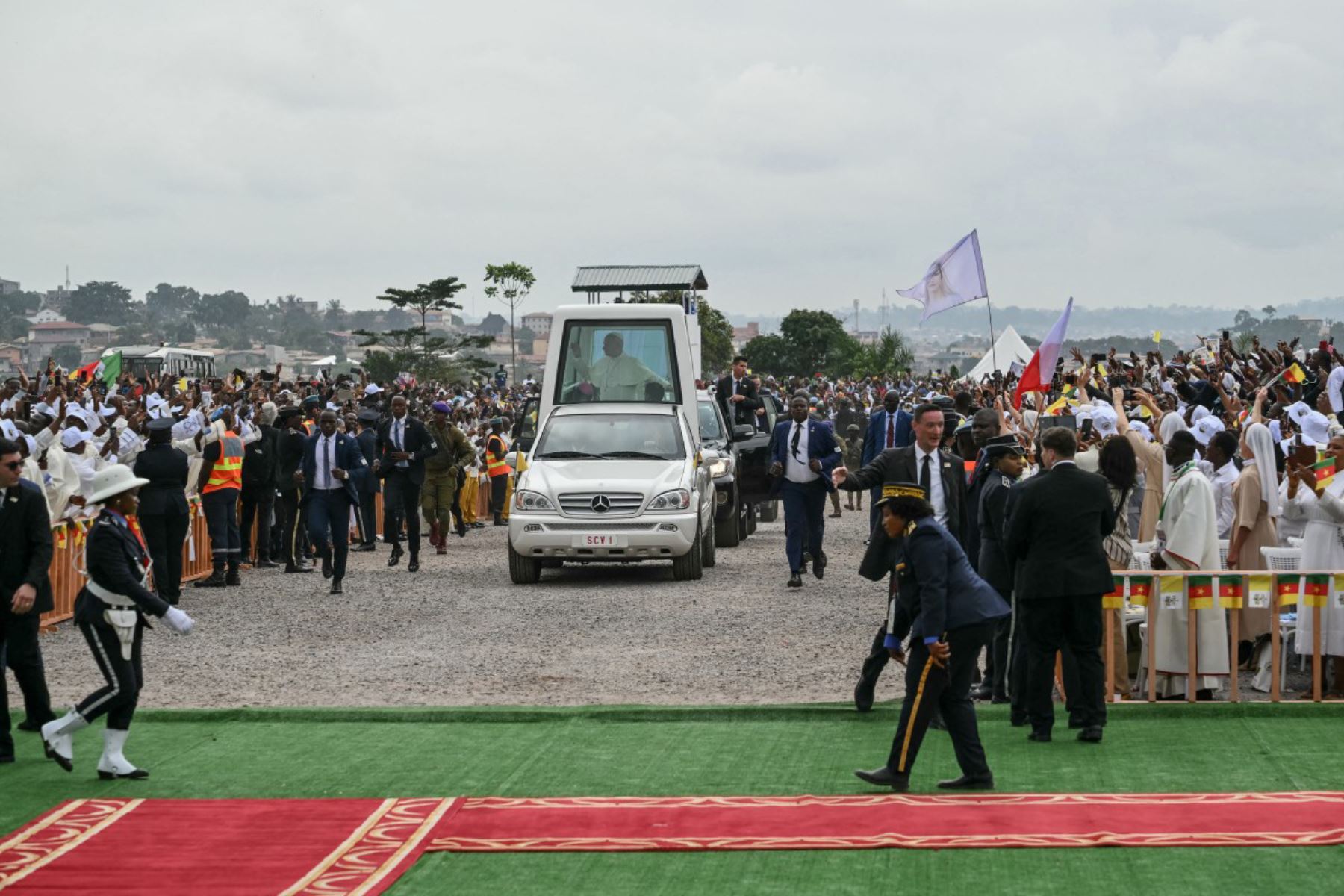 El papa León XIV saluda desde el papamóvil a la multitud a su llegada para oficiar una Santa Misa en el aeropuerto de Yaoundé Ville, en Yaoundé, en el sexto día de su viaje apostólico de 11 días a África. Foto: ANDINA/AFP