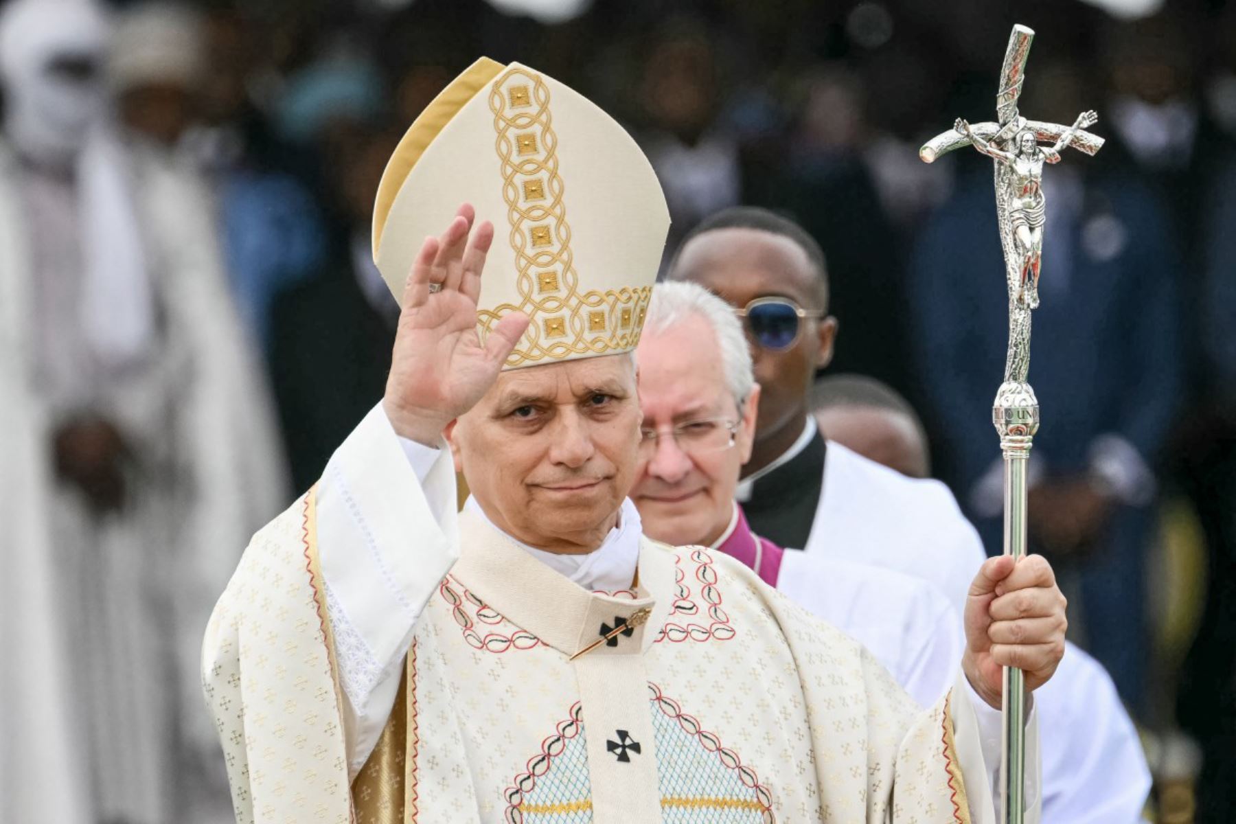El papa León XIV saluda a su llegada para oficiar una Santa Misa en el aeropuerto de Yaoundé Ville, en Yaoundé, en el sexto día de su viaje apostólico de 11 días a África. Foto: ANDINA/AFP