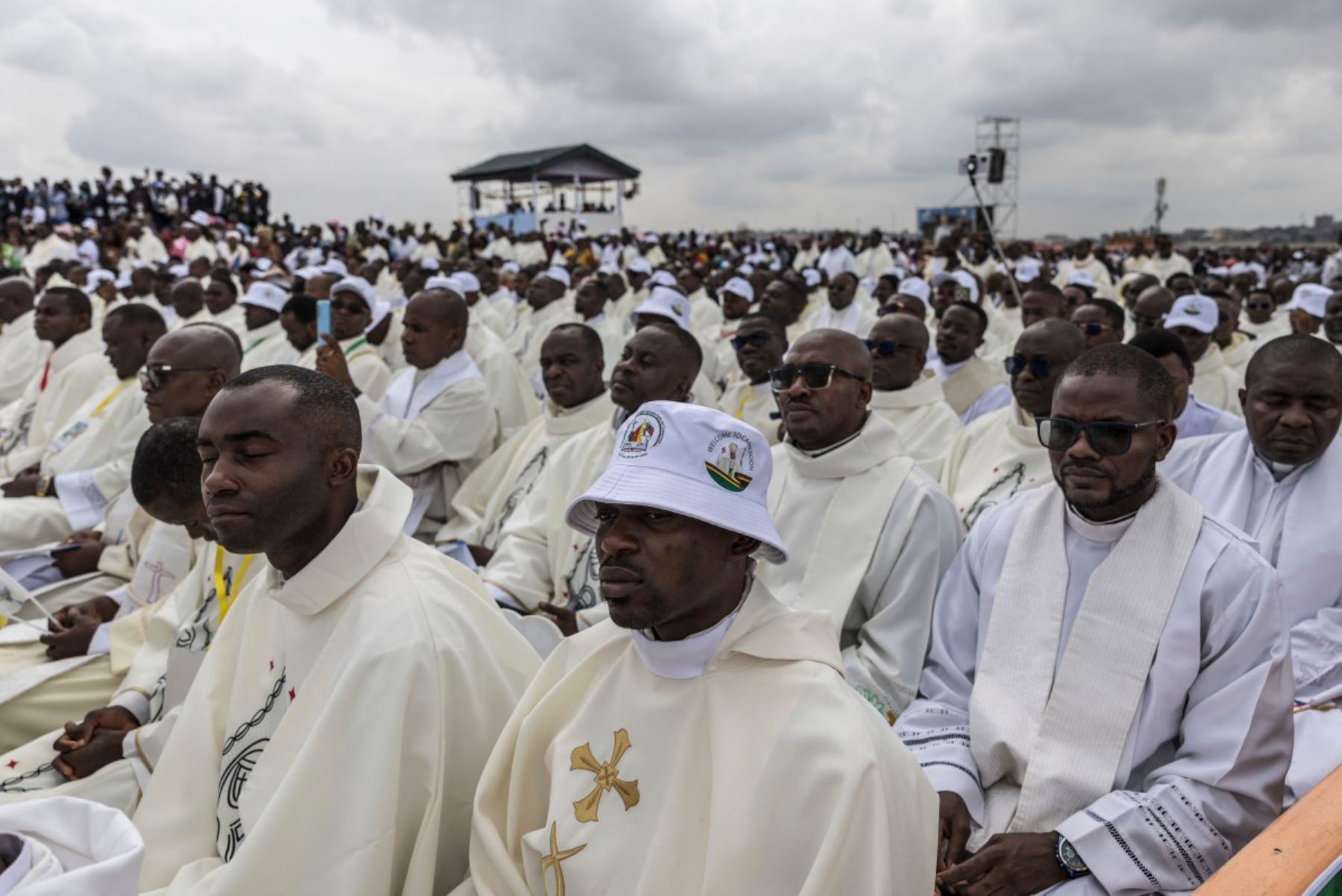 Los fieles escuchan mientras el Papa León XIV oficia una Santa Misa en el aeropuerto de Yaoundé Ville, en Yaoundé, en el sexto día de su viaje apostólico de 11 días a África. Foto: ANDINA/AFP