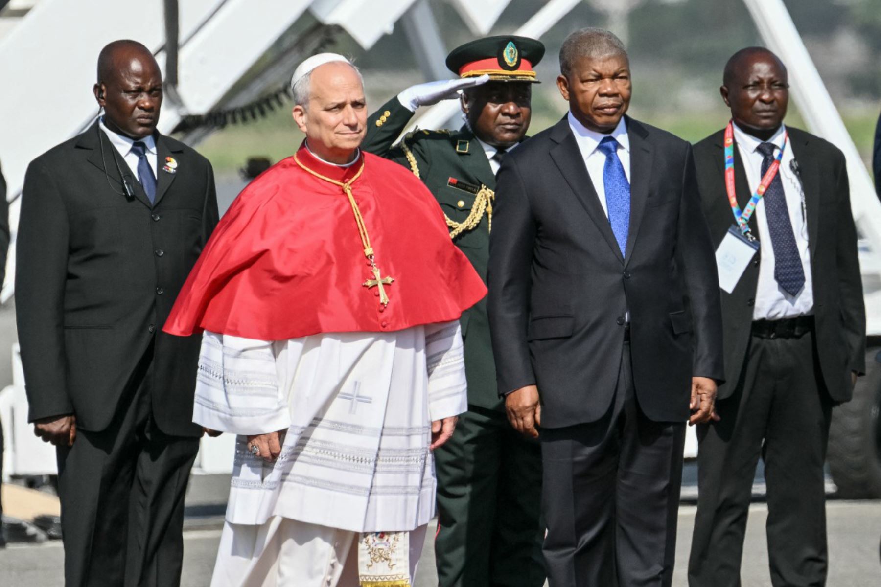 El Papa León XIV es recibido por el presidente de Angola, João Lourenço (segundo por la derecha), a su llegada al aeropuerto internacional "4 de Febrero" de Luanda, en el sexto día de su viaje apostólico de 11 días a África. Foto: ANDINA/AFP